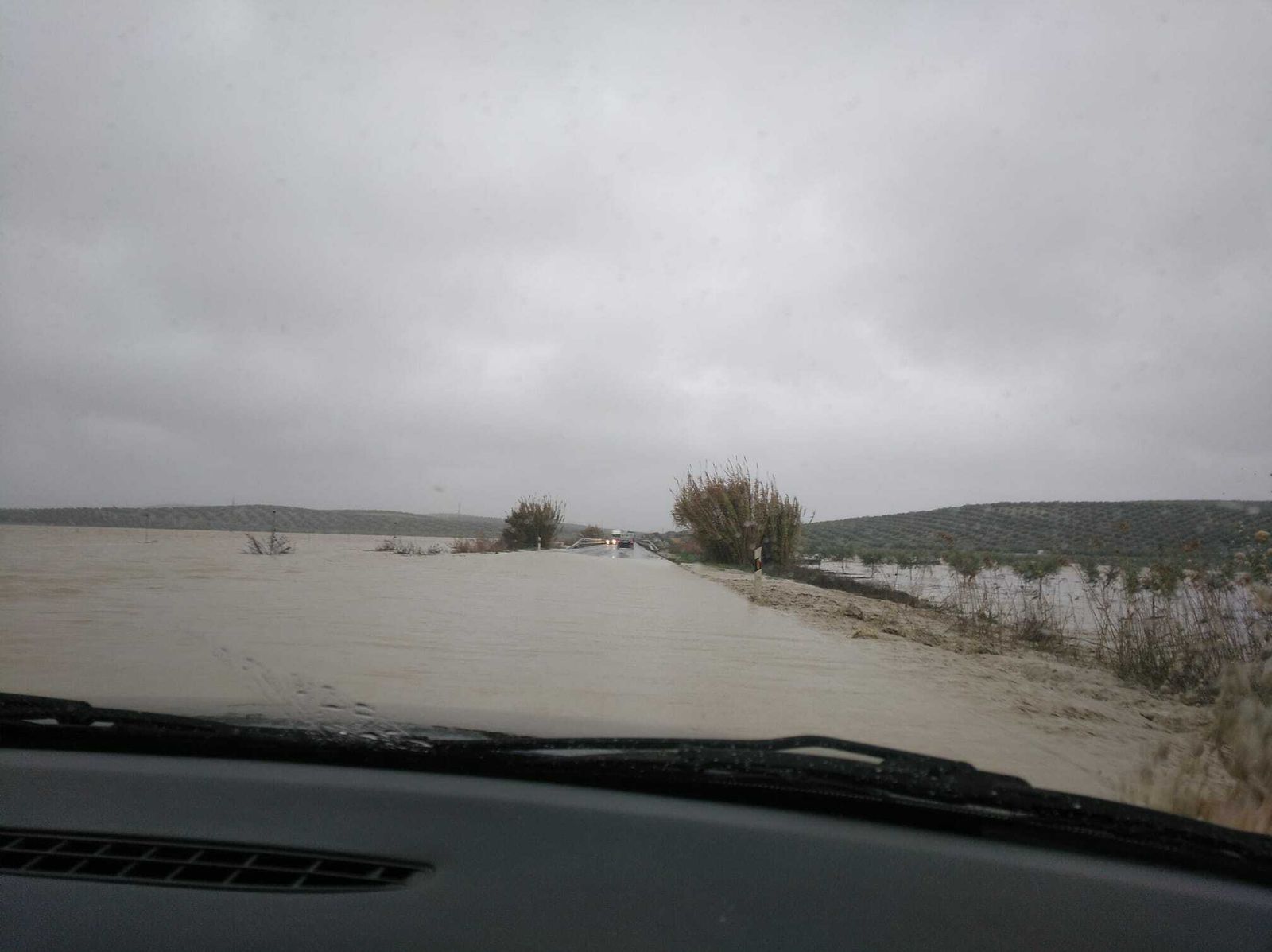 Inundación en la carretera de Santaella.