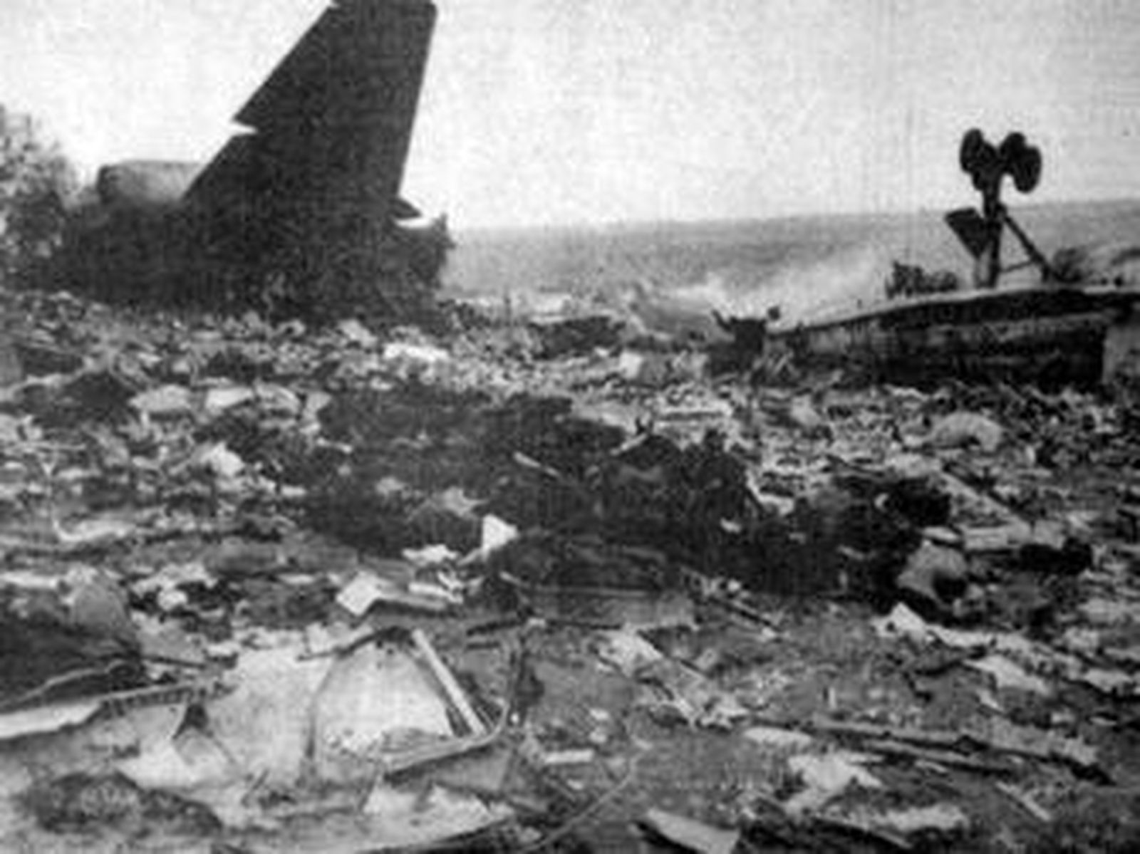 1983Ciento sesenta muertos al estrellarse un avión colombiano cerca de Barajas