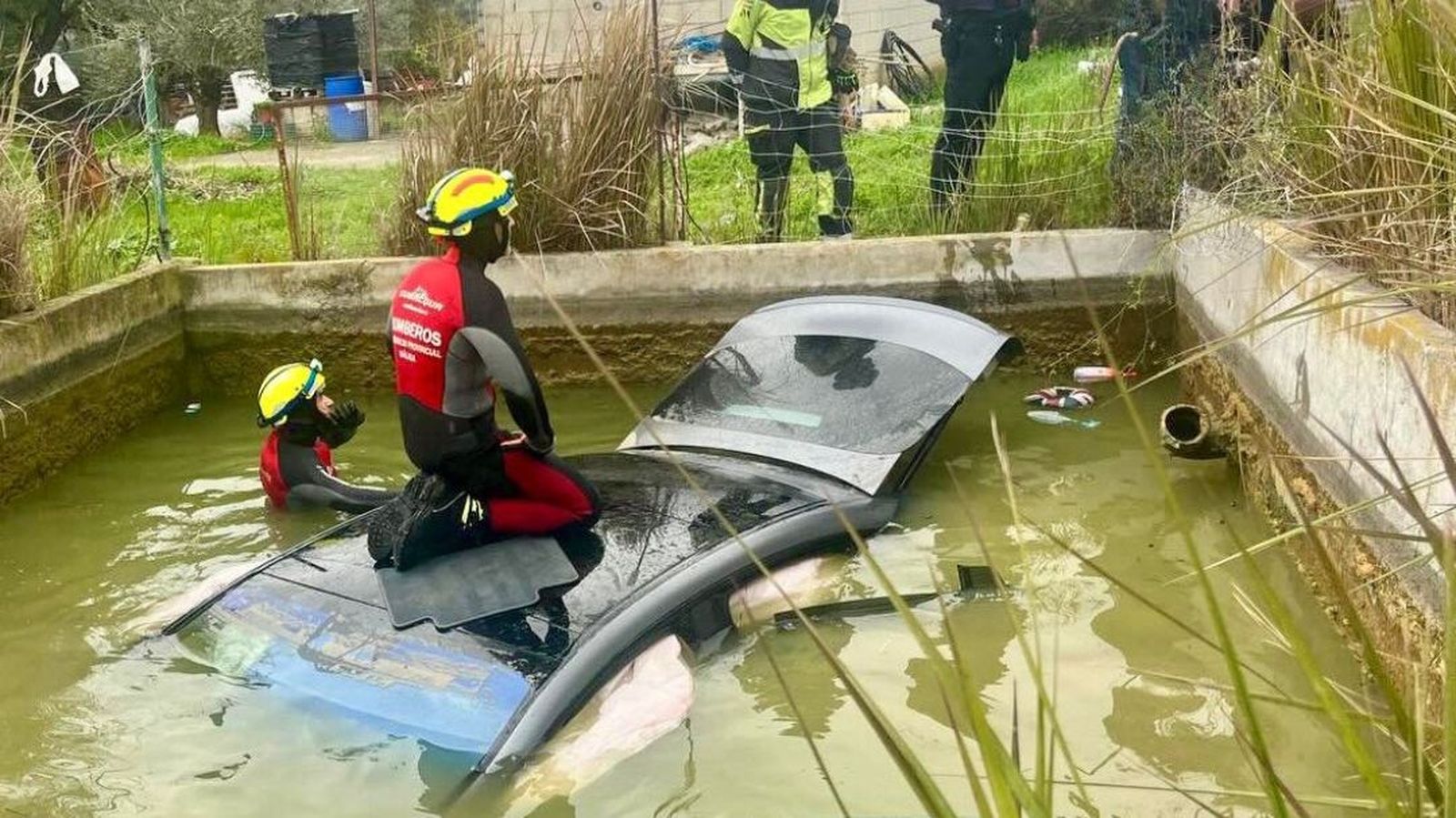Consorcio Provincial de Bomberos sacando un coche de una alberca en estepona