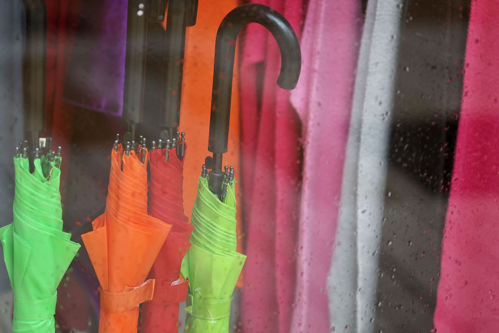 Intensas lluvias y calles desiertas en Huelva por la borrasca Marta