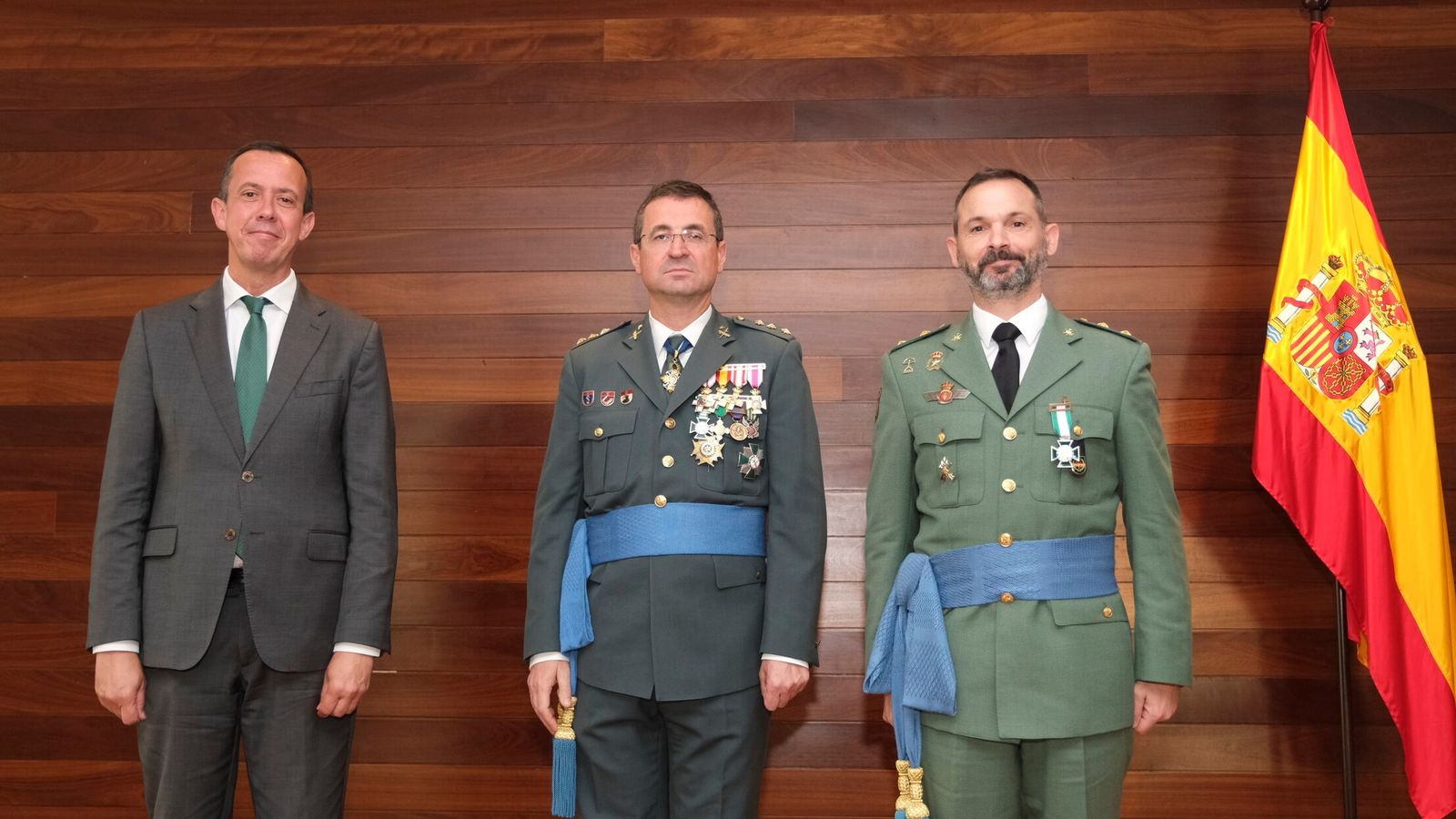 Cruz de la Orden del Mérito de la Guardia Civil con distintivo blanco al teniente coronel Enrique Jesús Moreno Esteban de la Legión