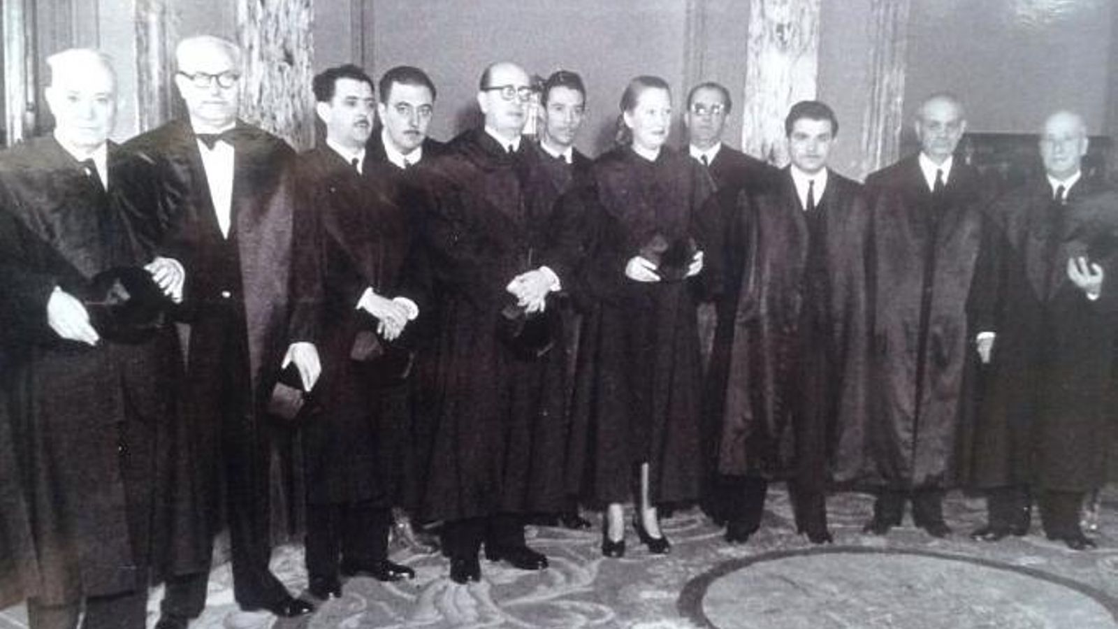 Una imagen de Eulalia, donde puede comprobarse cómo era la única mujer procuradora entre todos los hombres.