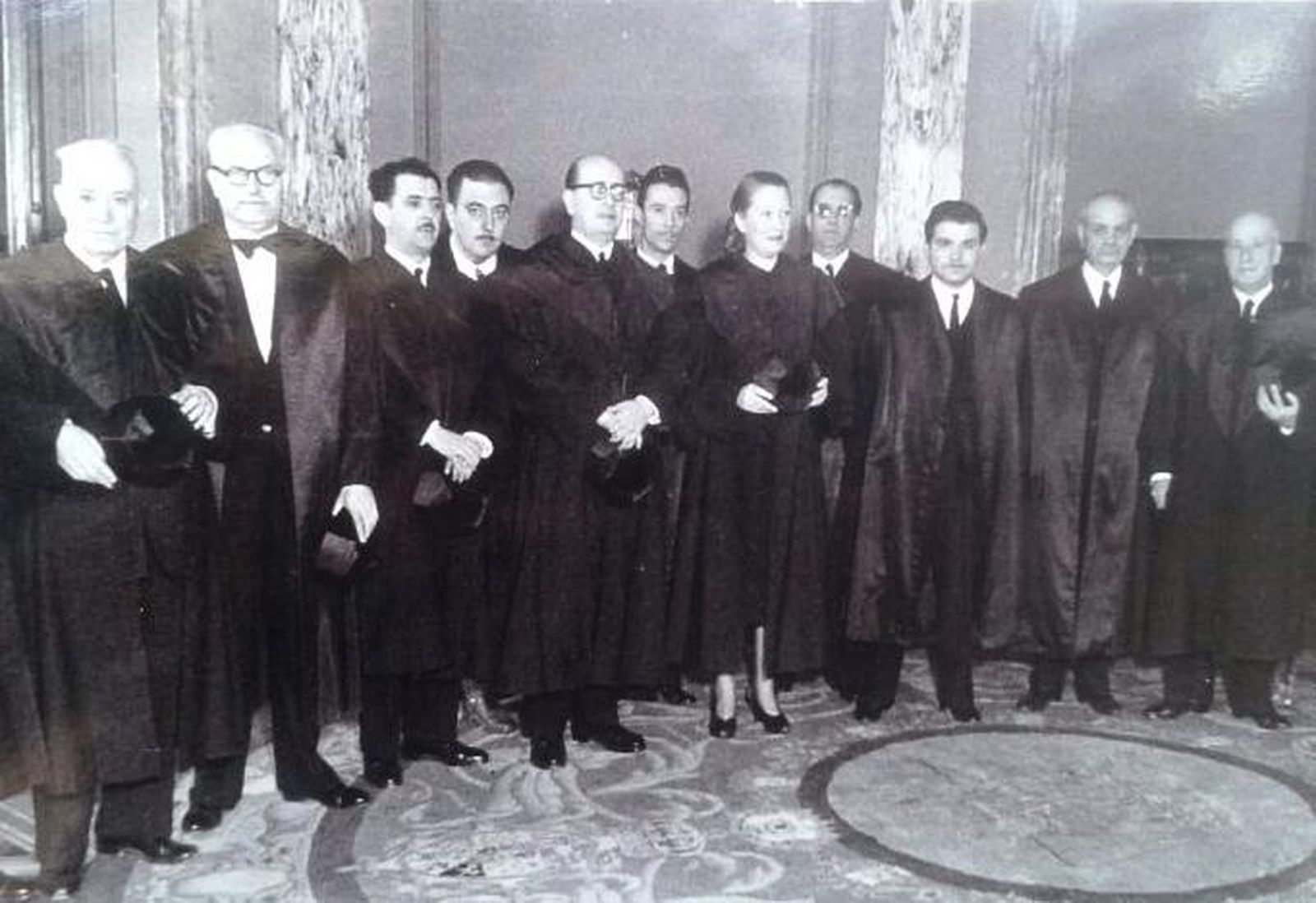 Eulalia junto a los procuradores de la época