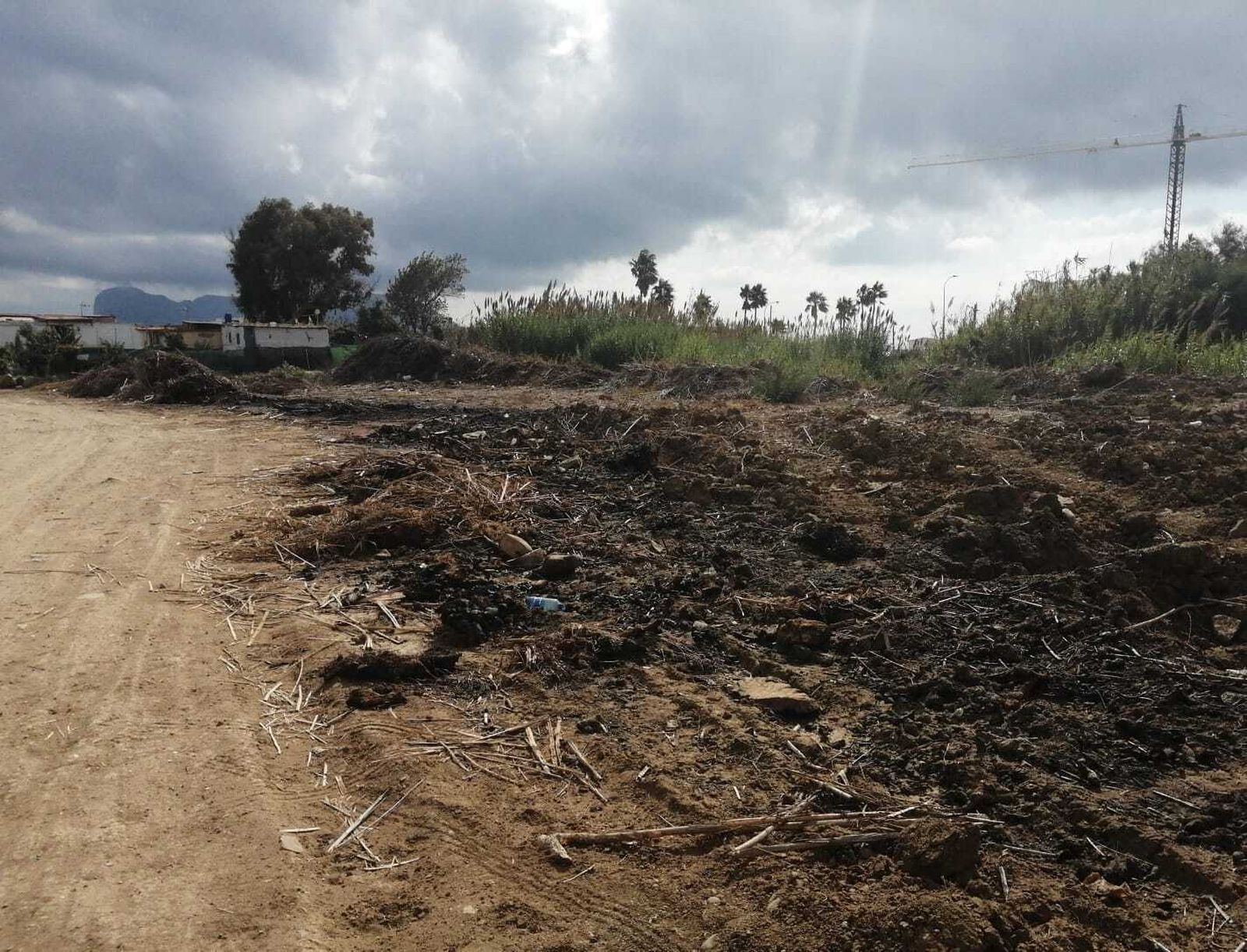 Escombros quemados en un solar de la calle Cabo Lastre, en Algeciras.