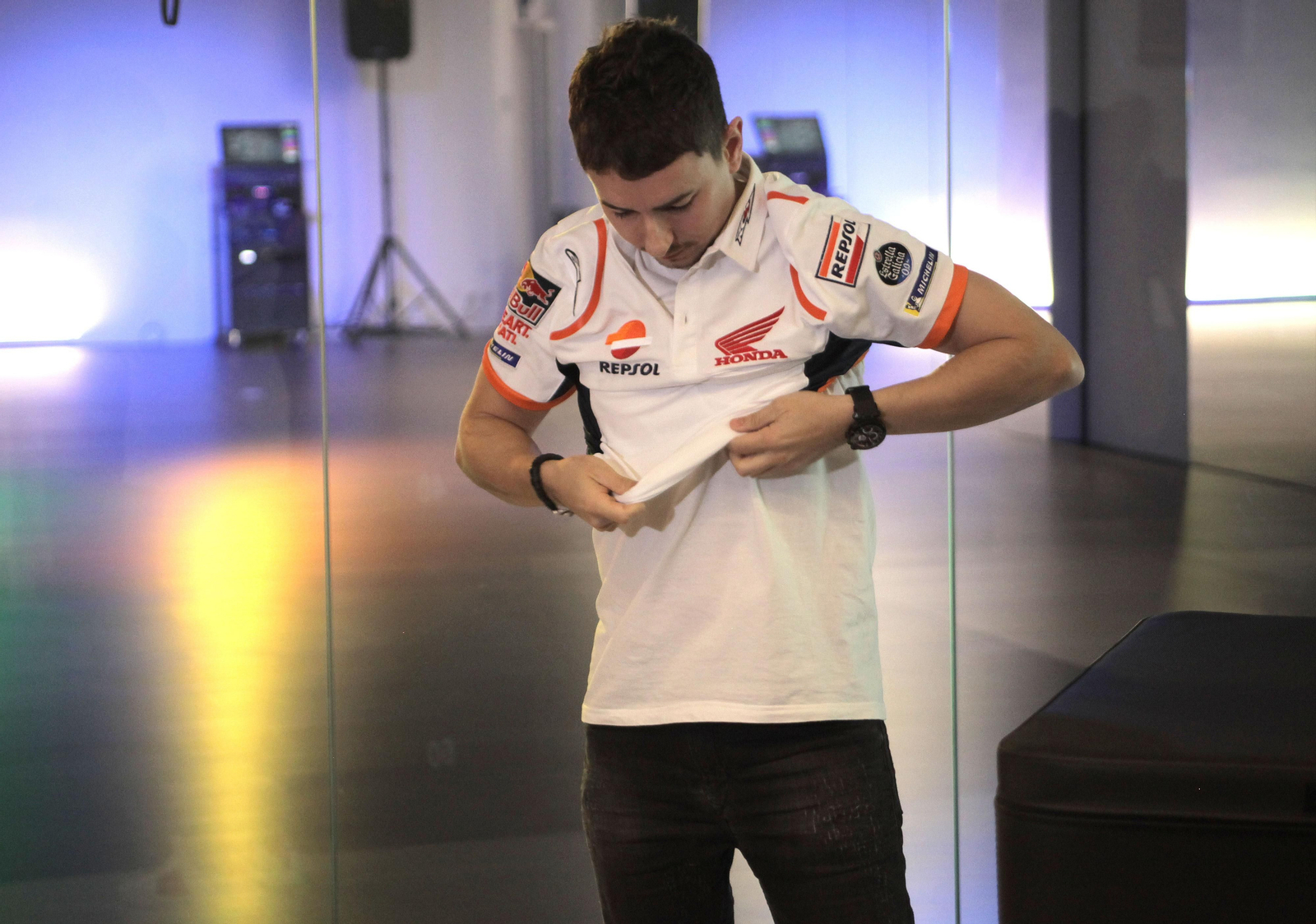 Jorge Lorenzo, colocándose la camiseta con sus nuevos colores del equipo Repsol Honda.