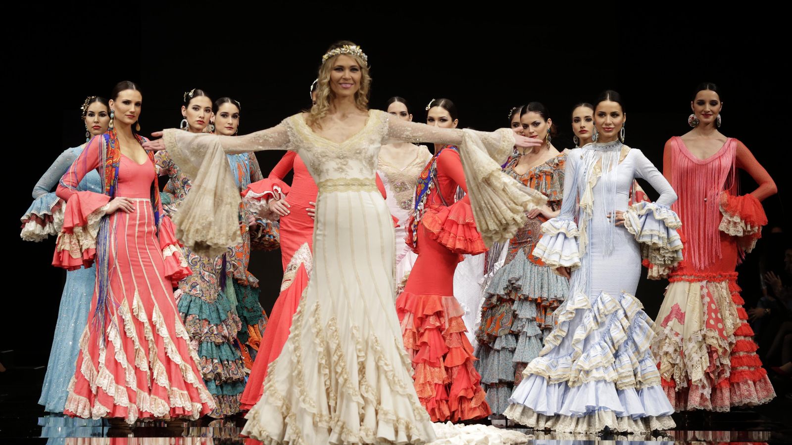 Las modelos del desfile de Aurora Gaviño, al concluir su pase.
