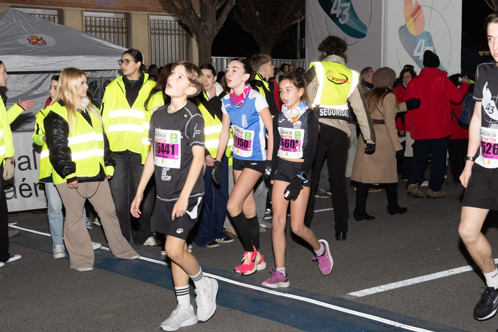 En imágenes: 2.000 atletas brillan con luz propia en la infantil de la Carrera de San Antón 2026