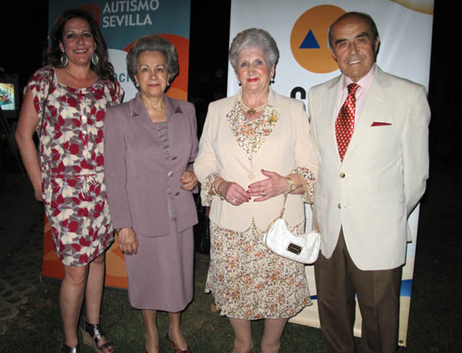 María José Núñez, gerente de Autismo Sevilla, Manuela Robles, Paquita Cruzado del Toro y El restaurador Juan Robles, colaborador asiduo de Autismo Sevilla.

Foto: Victoria Ramírez