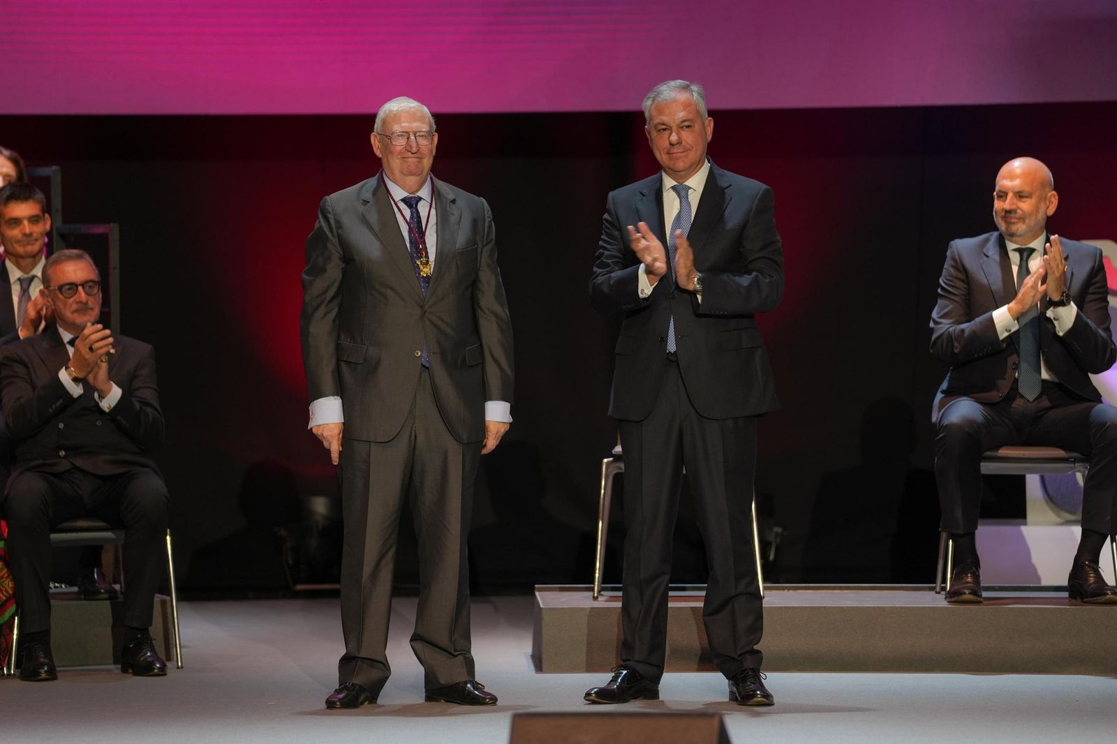 El presidente recoge de manos del alcalde la medalla de la ciudad