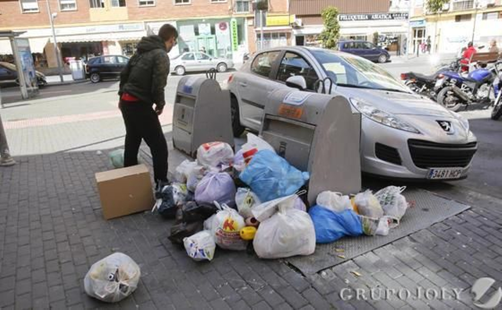 Imágenes de la huelga de basura de Limasa en diferentes distritos