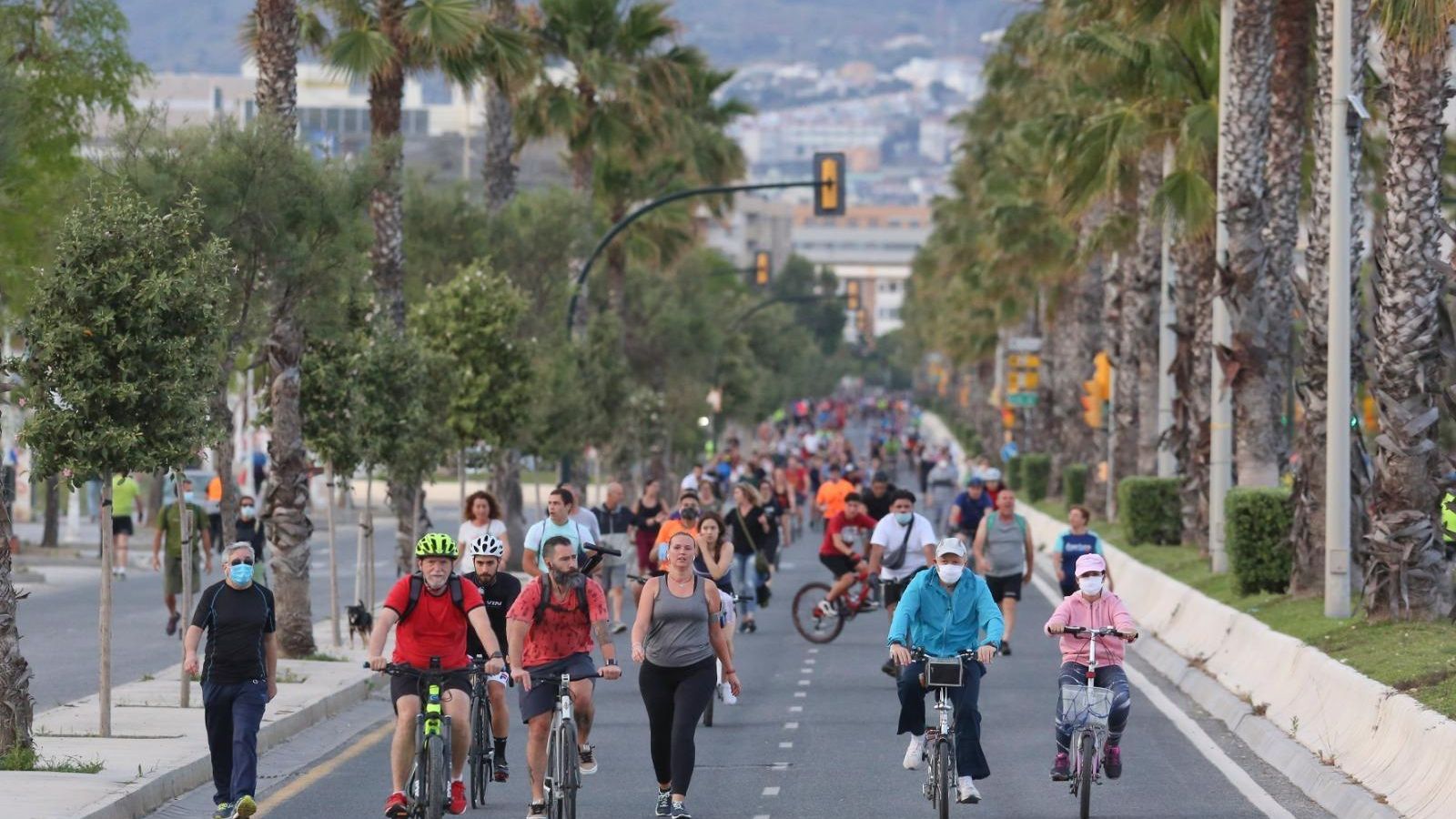 Bicicletas y peatones en calle Pacífico, en Málaga capital, cortada al tráfico.