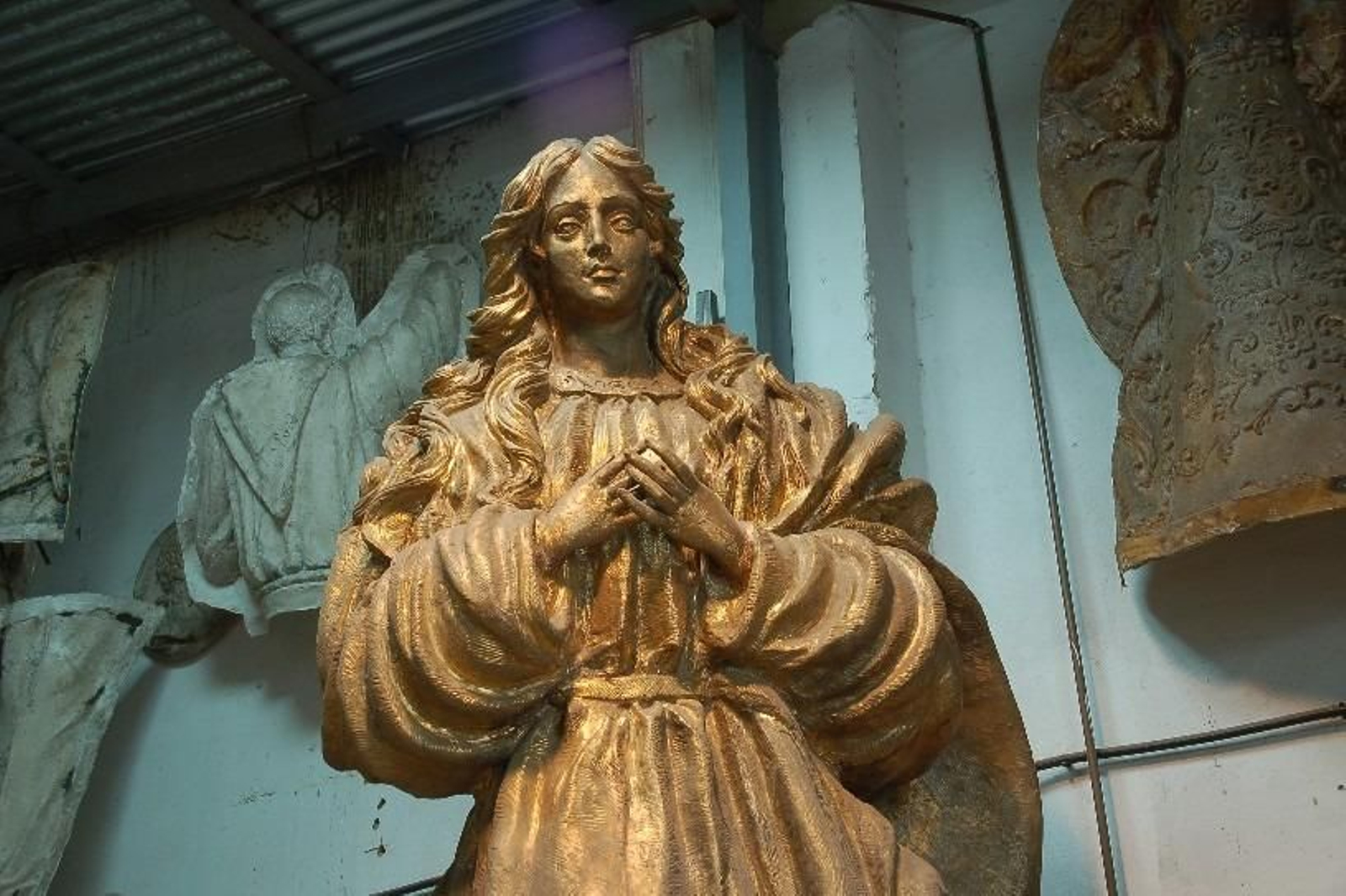 Imagen de la escultura, realizada por el escultor sevillano Francisco Parra, bajo diseño del extremeño Juan Valdés.
