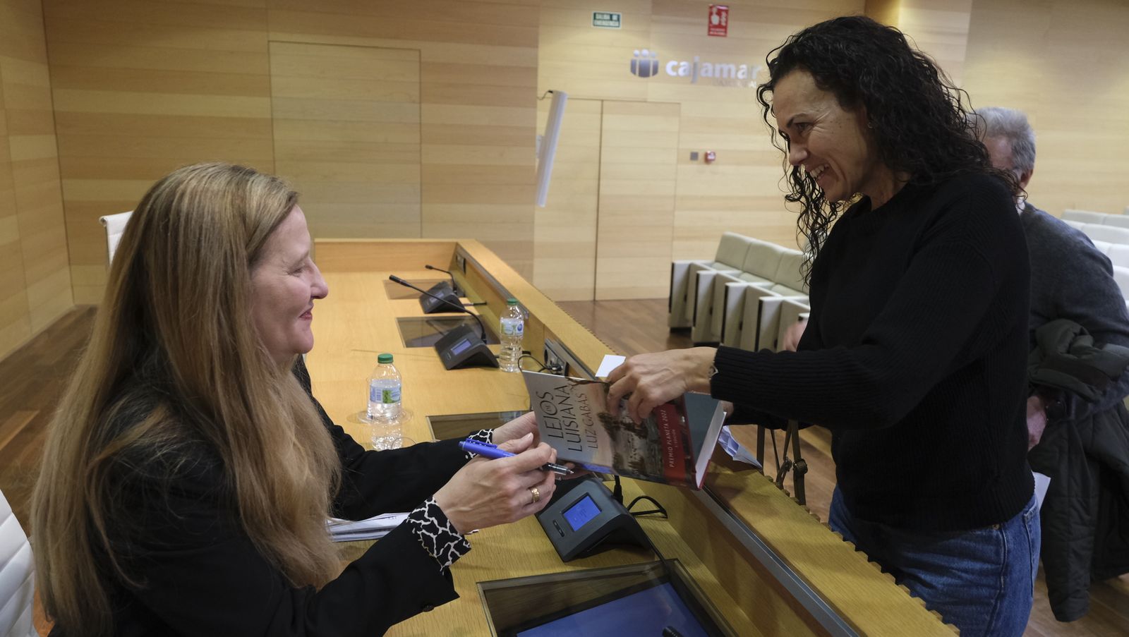 Imágenes del Diario de los Libros con la escritora ganadora del Premio Planeta 2022, Luz Gabás