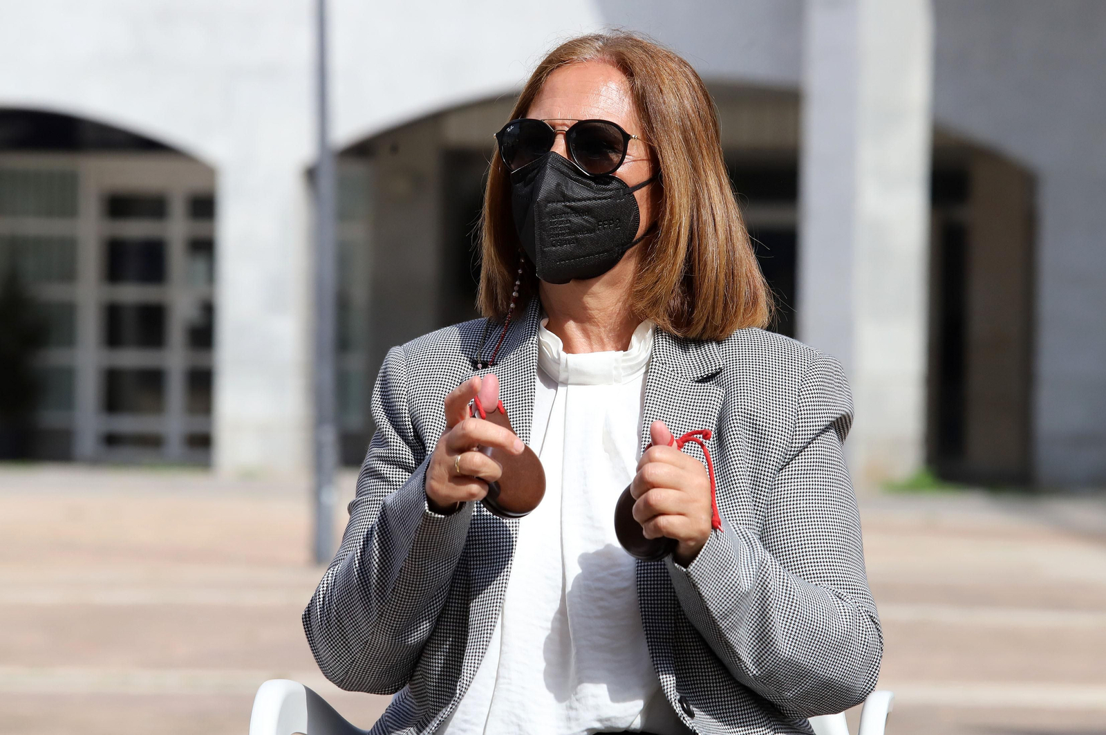 Imágenes del taller de tocar palillos de la programación de Cultura en los Barrios