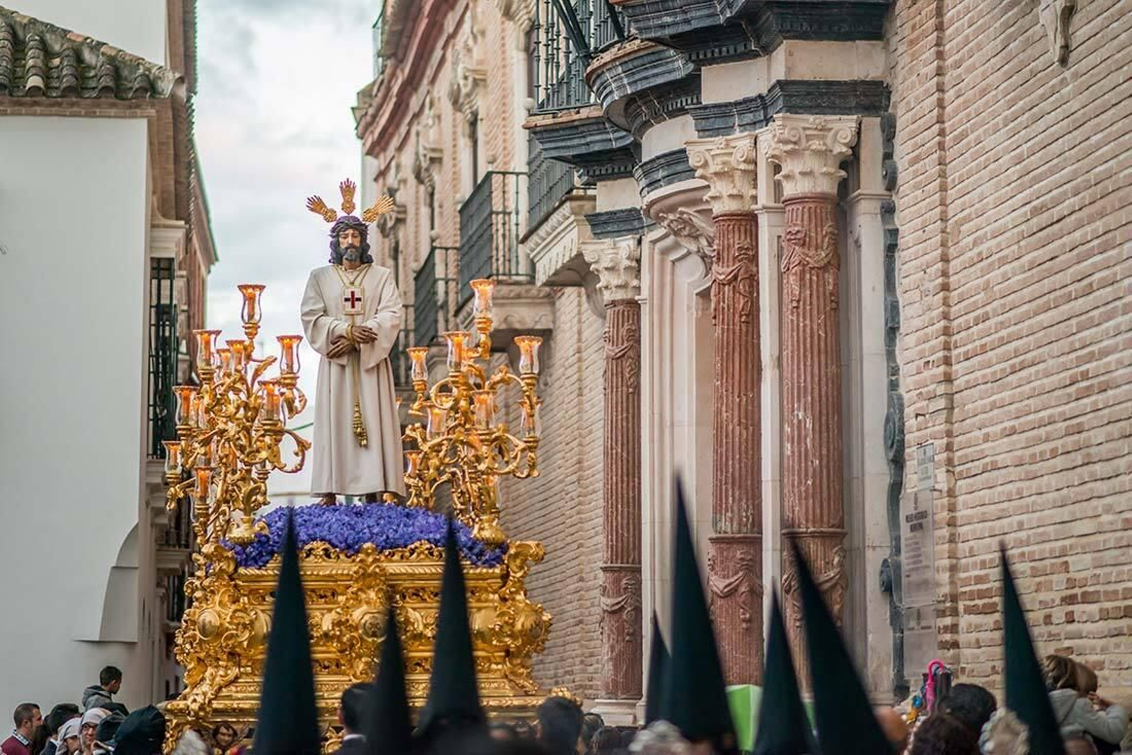 Paso de Nuestro Padre Jesús Cautivo durante su procesión en la Semana Santa de Écija.