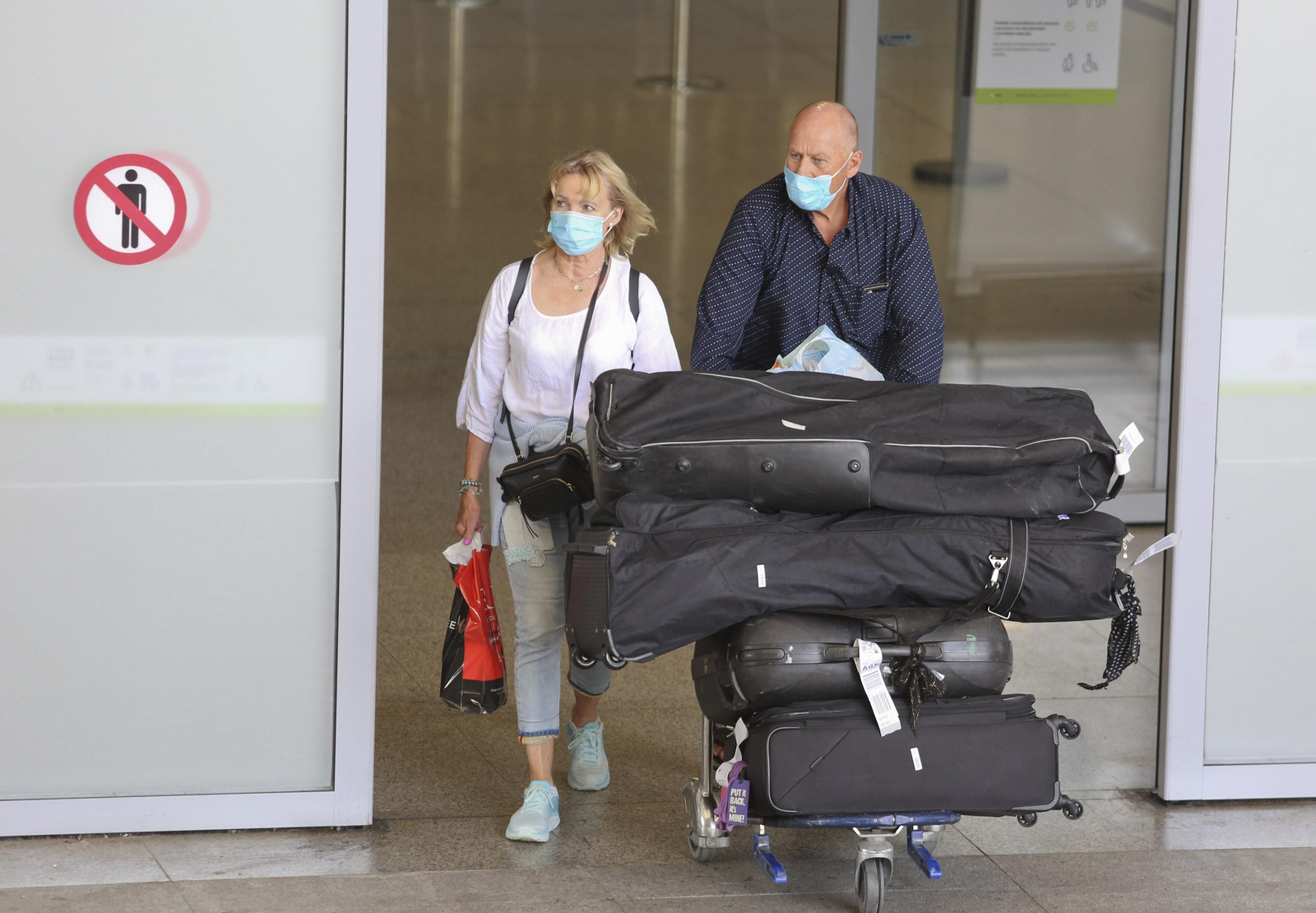 La llegada de los turistas al aeropuerto de Málaga, en fotos