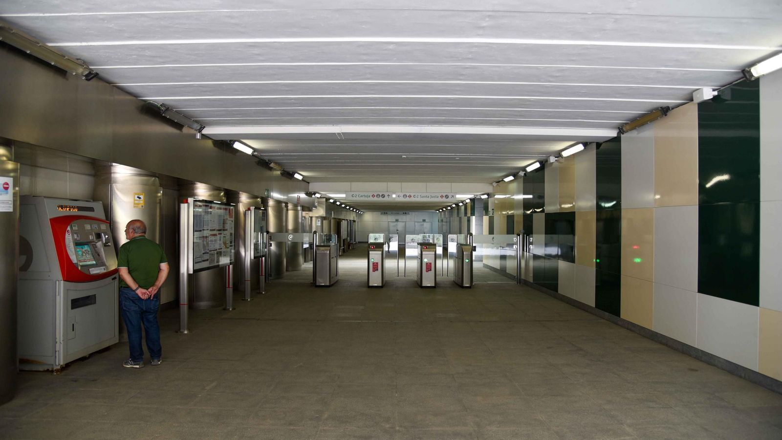 La entrada del apeadero de Renfe, al que llegarán los trenes especiales desde Santa Justa.