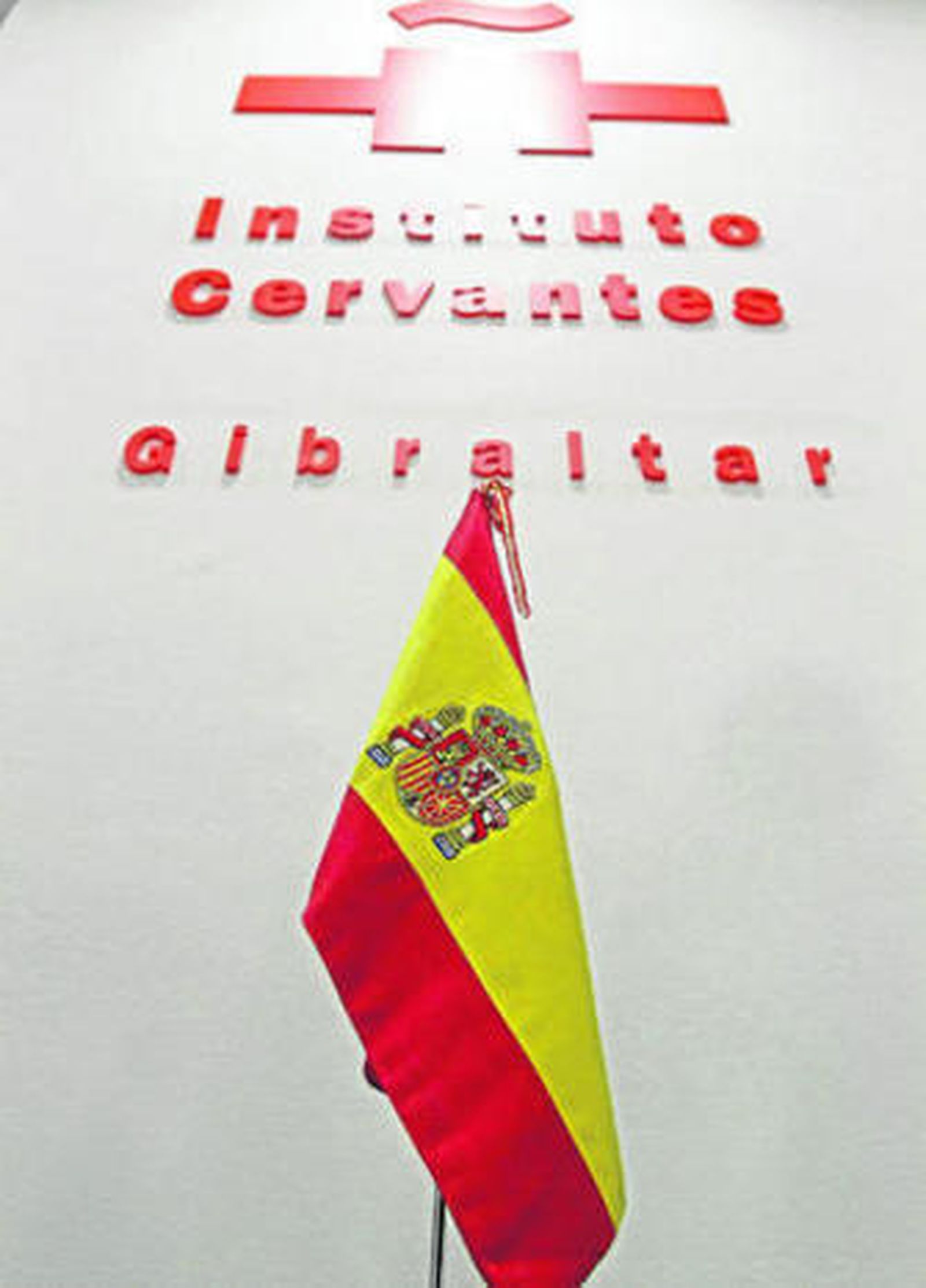 La bandera española en el Cervantes ayer.