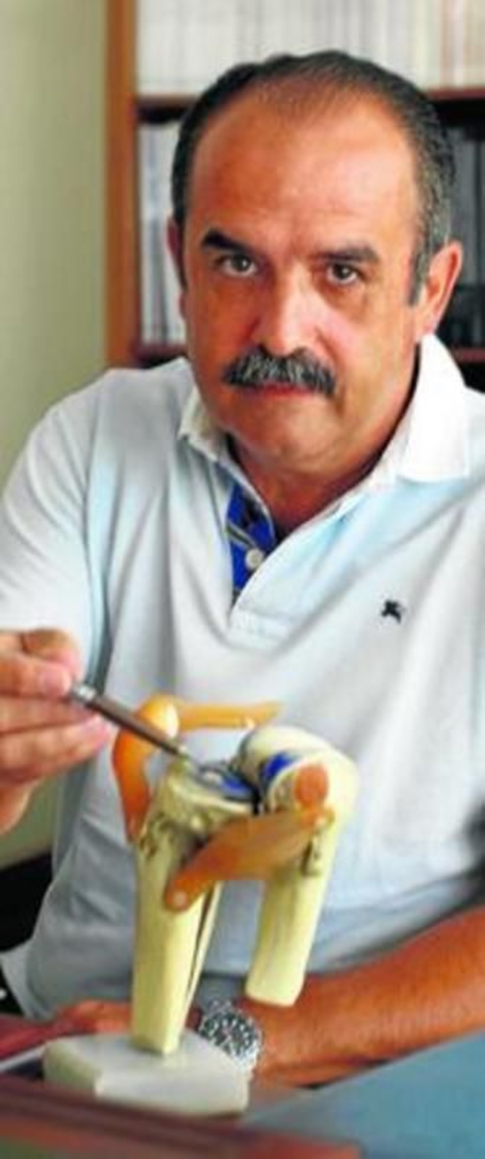 El traumatólogo Alejandro Espejo muestra cómo es una rodilla.