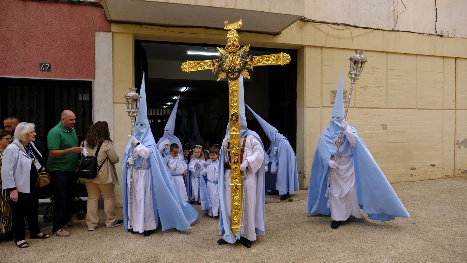La Procesión de Los Ángeles de sobrepuso a la lluvia, en imágenes