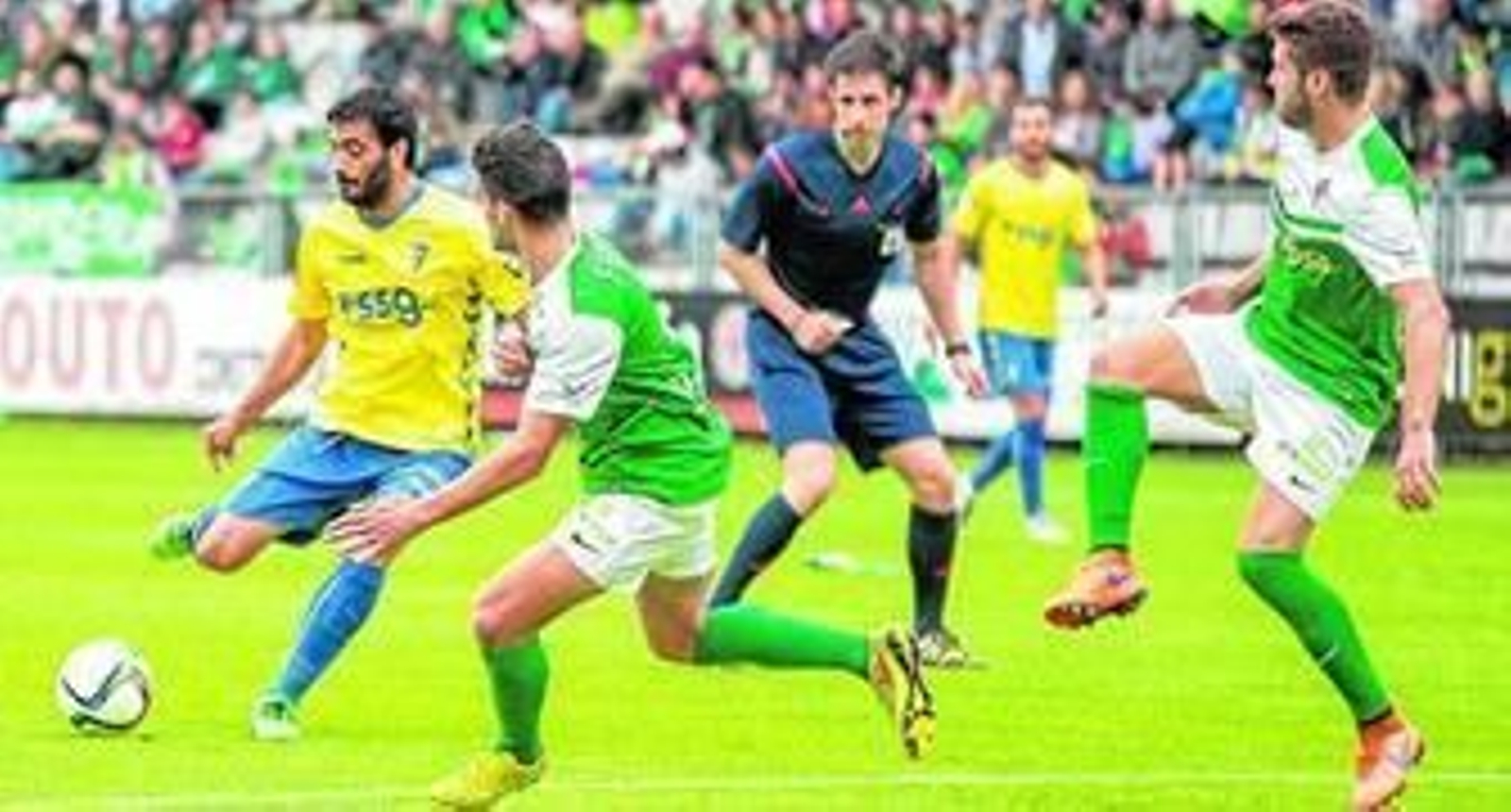 El delantero cadista Dani Güiza trata de lanzar a la portería del Racing de Ferrol mientras le cierran el espacio dos defensores.