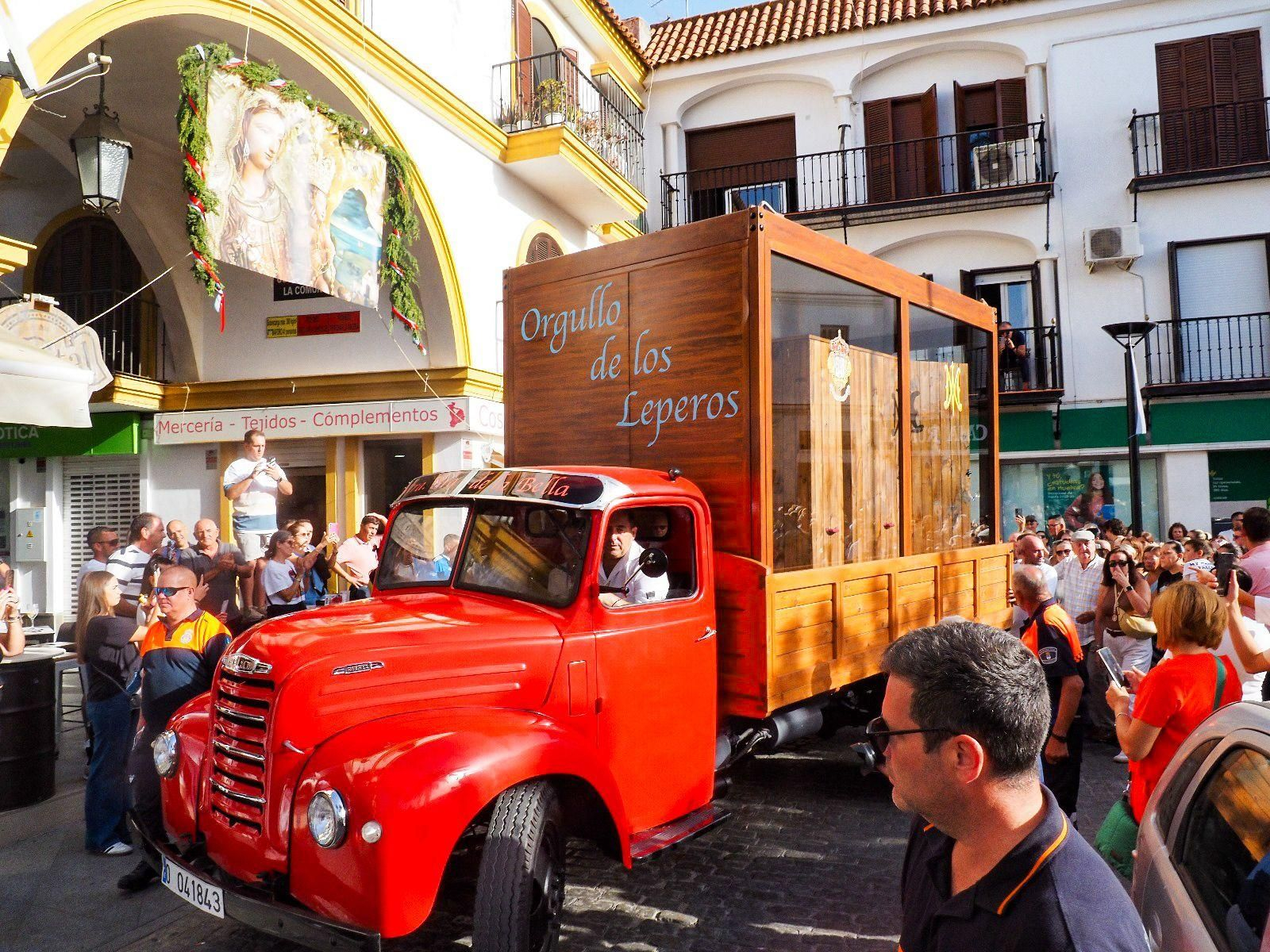 Imágenes de la multitudinaria despedida de la Virgen de la Bella en Lepe antes de la Magna, emulando la de 1954.
