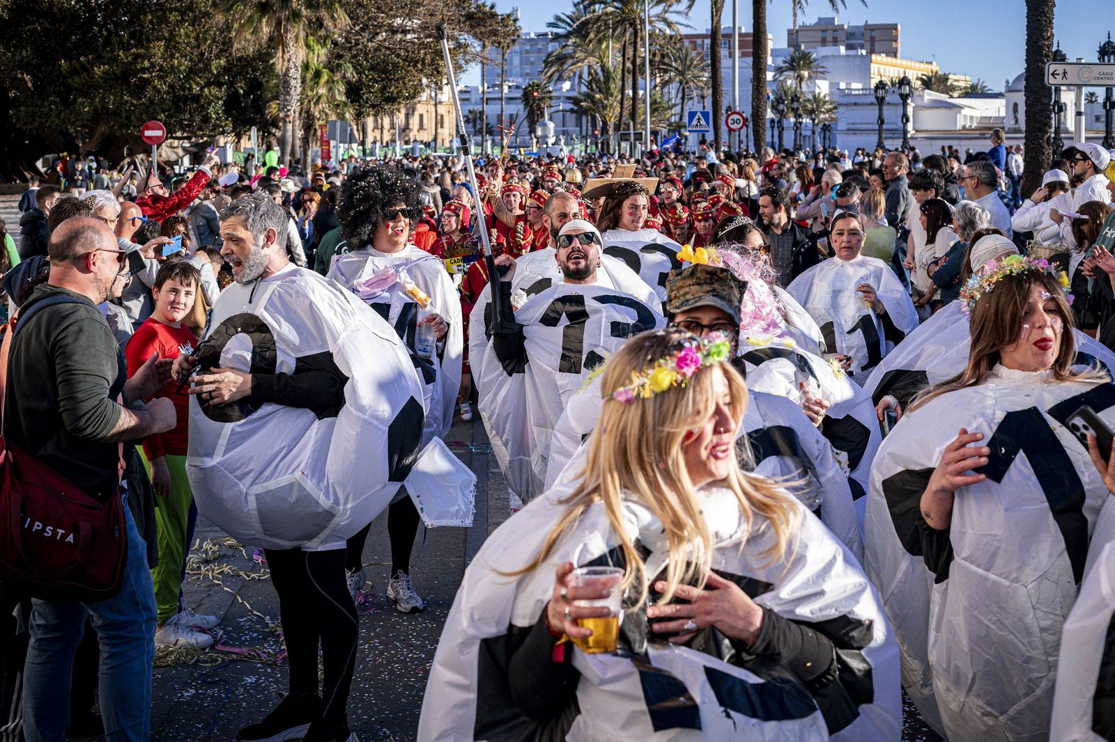 Las mejores imágenes de la Cabalgata del Humor del Carnaval de Cádiz 2026