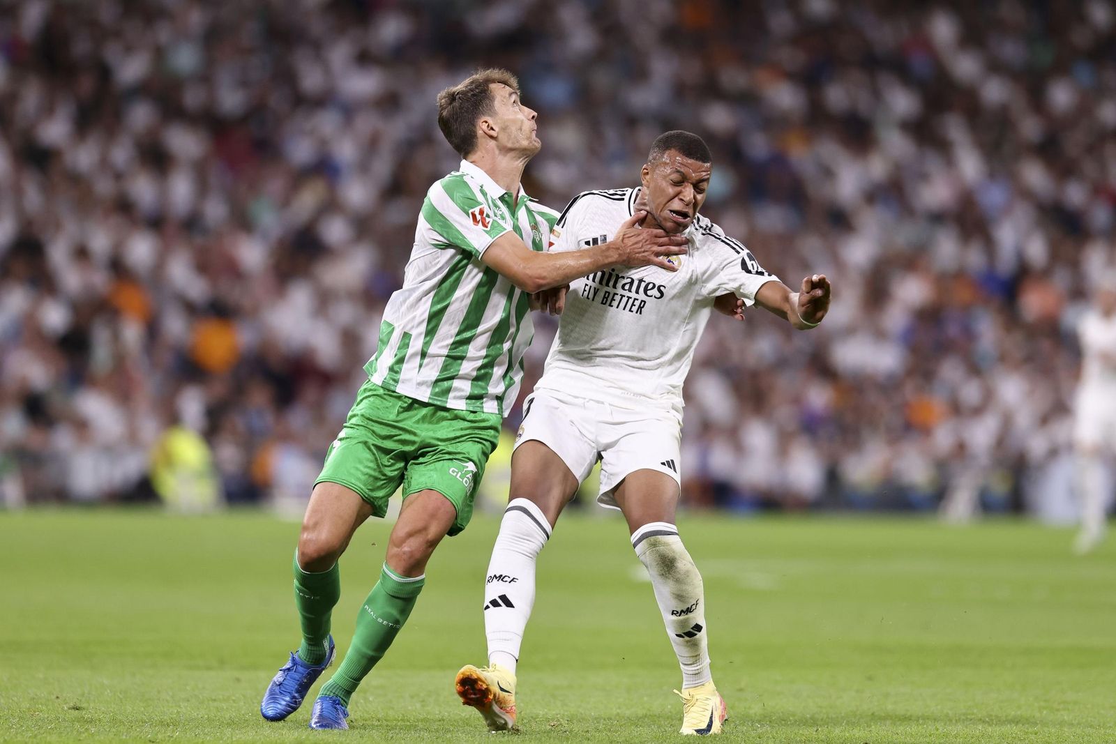 Llorente intenta frenar a Mbappé en un lance del encuentro de la pasada temporada en el feudo blanco.
