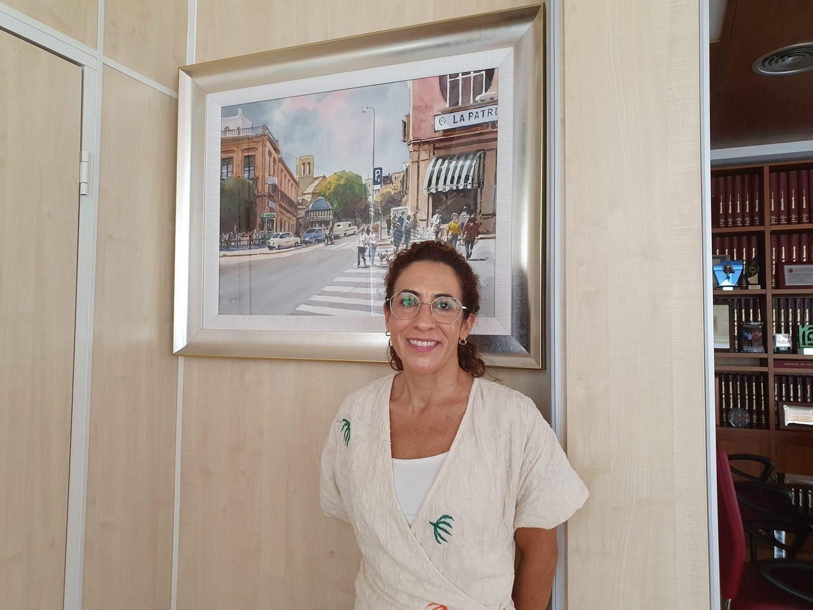 María Luisa Benítez posa junto a un cuadro en la redacción de Diario de Almería.