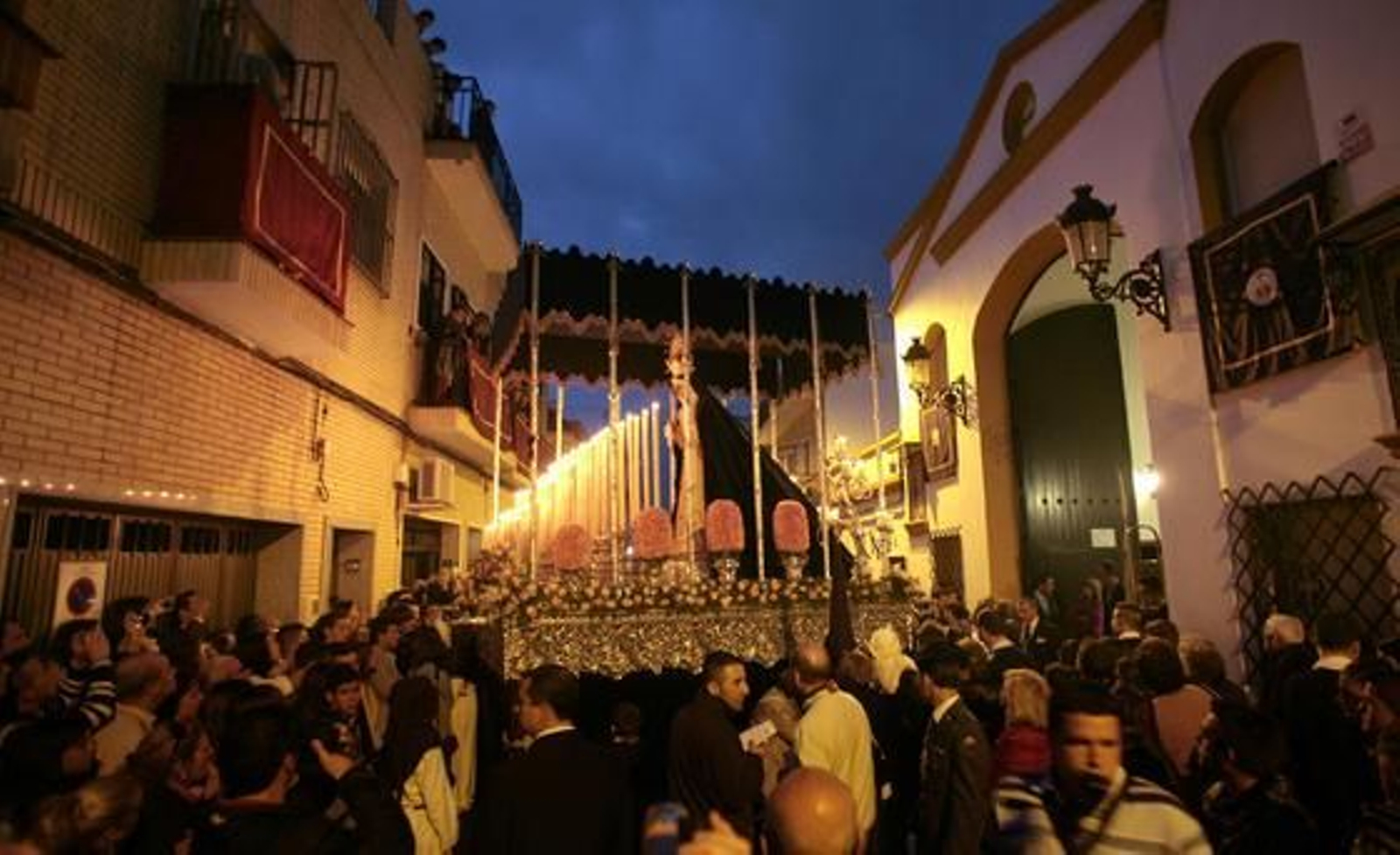 Salida de la Hermandad de Bellavista. / Juan Carlos Muñoz