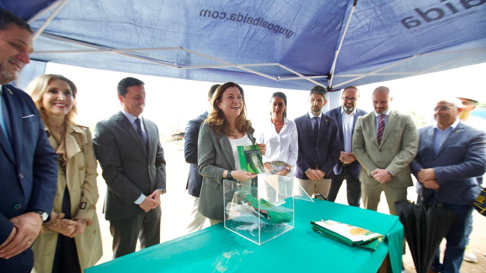 La consejera María del Carmen Castillo, en la colocación de la primera piedra del IES de Almerimar.