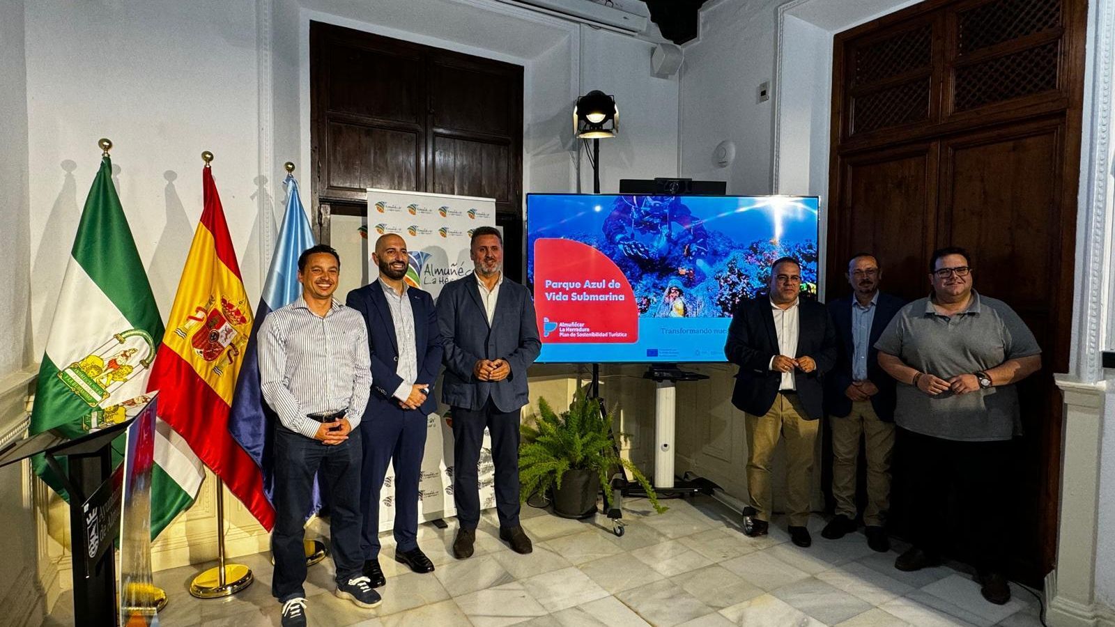 El alcalde de Almuñécar, junto a los delegados provinciales y parte del equipo de gobierno