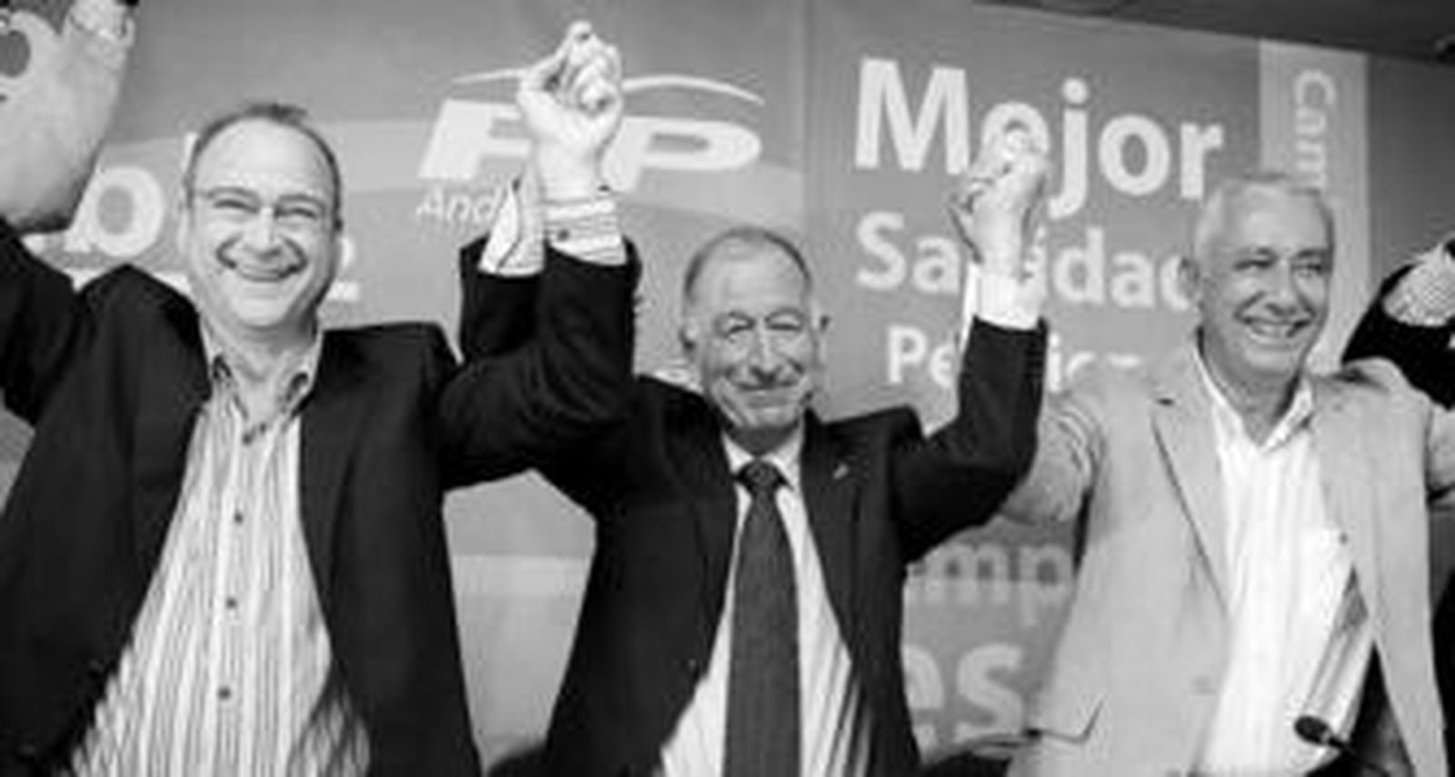 El alcalde de Almería, Rodríguez Comendador, quien es vicepresidente del PP andaluz, junto a los presidentes provincial y regional, Amat y Arenas.