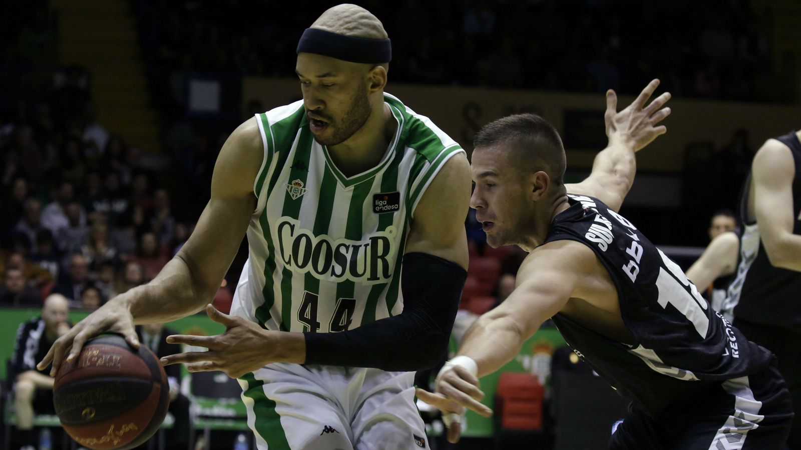 Jerome Jordan pugna con Sulejmanovic.