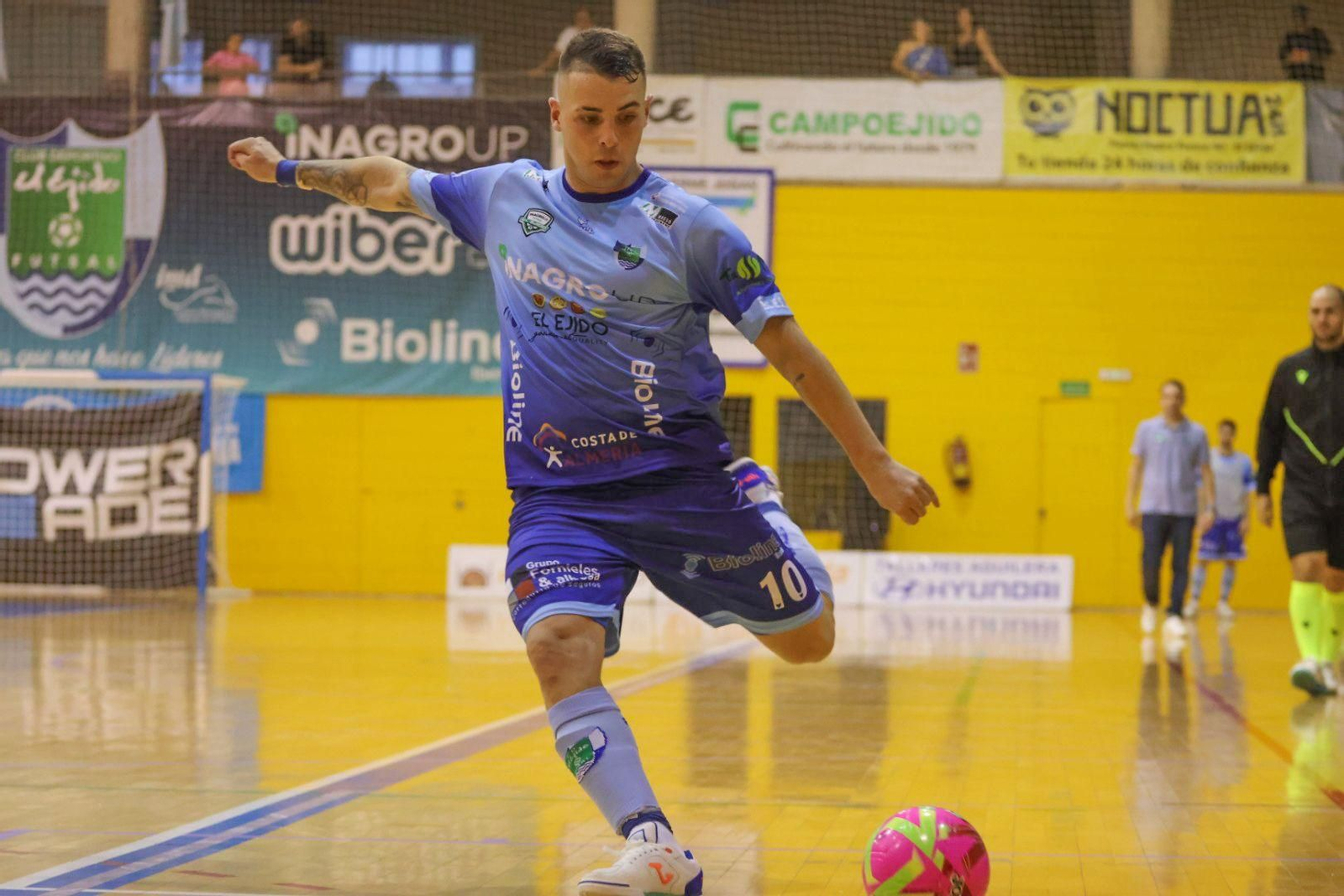 Rufino prepara la pierna para el disparo durante una acción del encuentro entre ejidenses y malagueños.