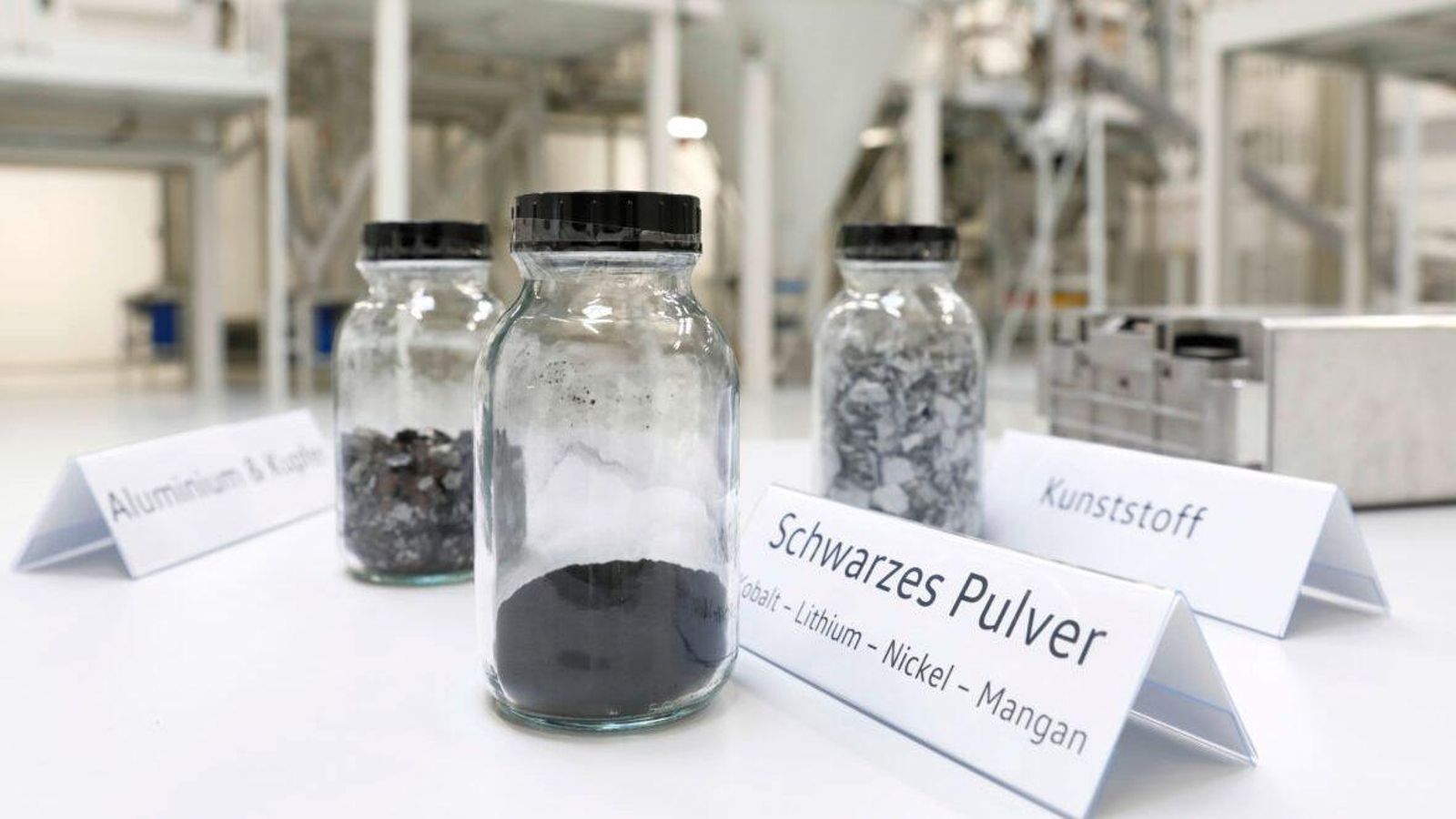 El litio es un componente esencial de los cátodos y el electrolito de las baterías de los actuales coches eléctricos. El litio es un componente esencial de los cátodos y el electrolito de las baterías de los actuales coches eléctricos.