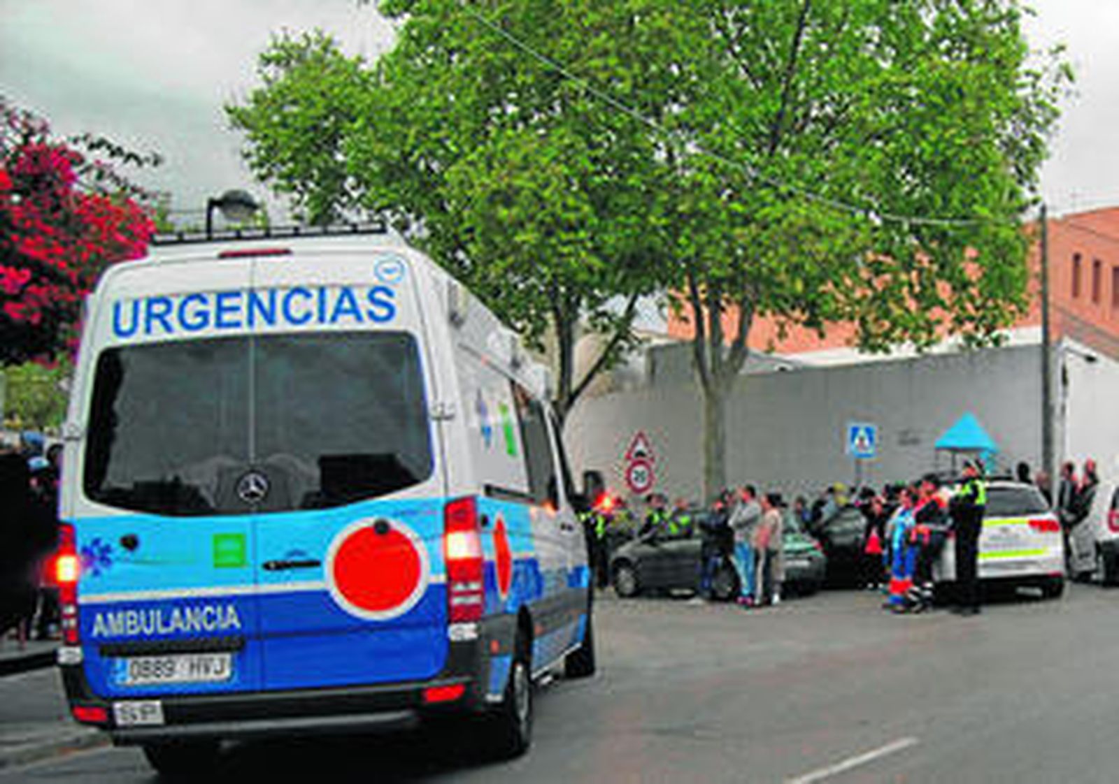 Una ambulancia y vehículos policiales en la zona en la que tuvo lugar el suceso.