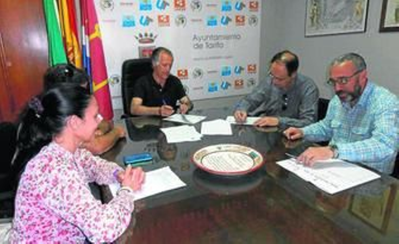 Imagen de la firma del convenio con los colectivos presidida por el alcalde de Tarifa, Juan Andrés Gil.