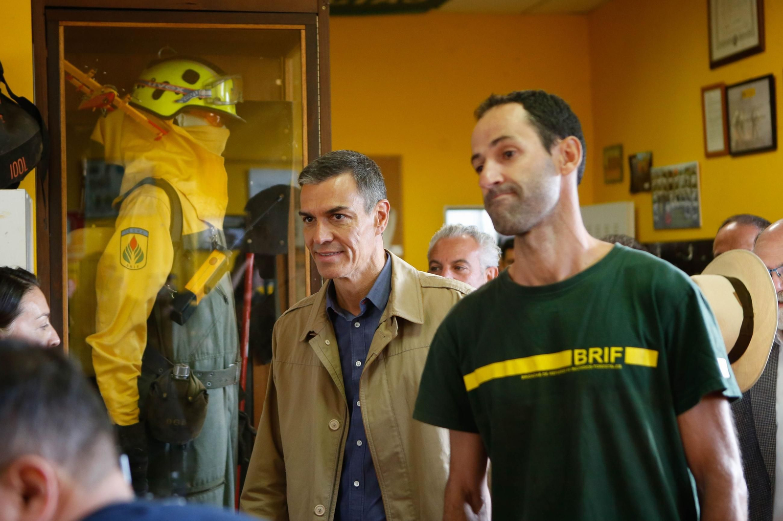 Pedro Sánchez visita la base de la Brigada de Refuerzo en Incendios Forestales de Tabuyo del Monte (León).