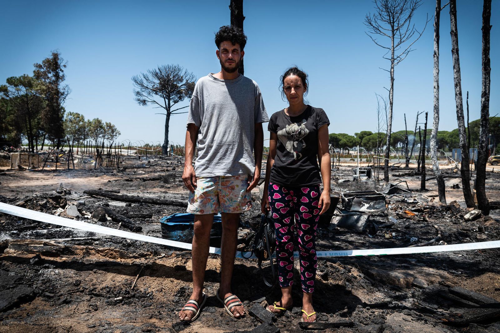 Kamale y Hasna ante los restos de su infravivienda, ayer.