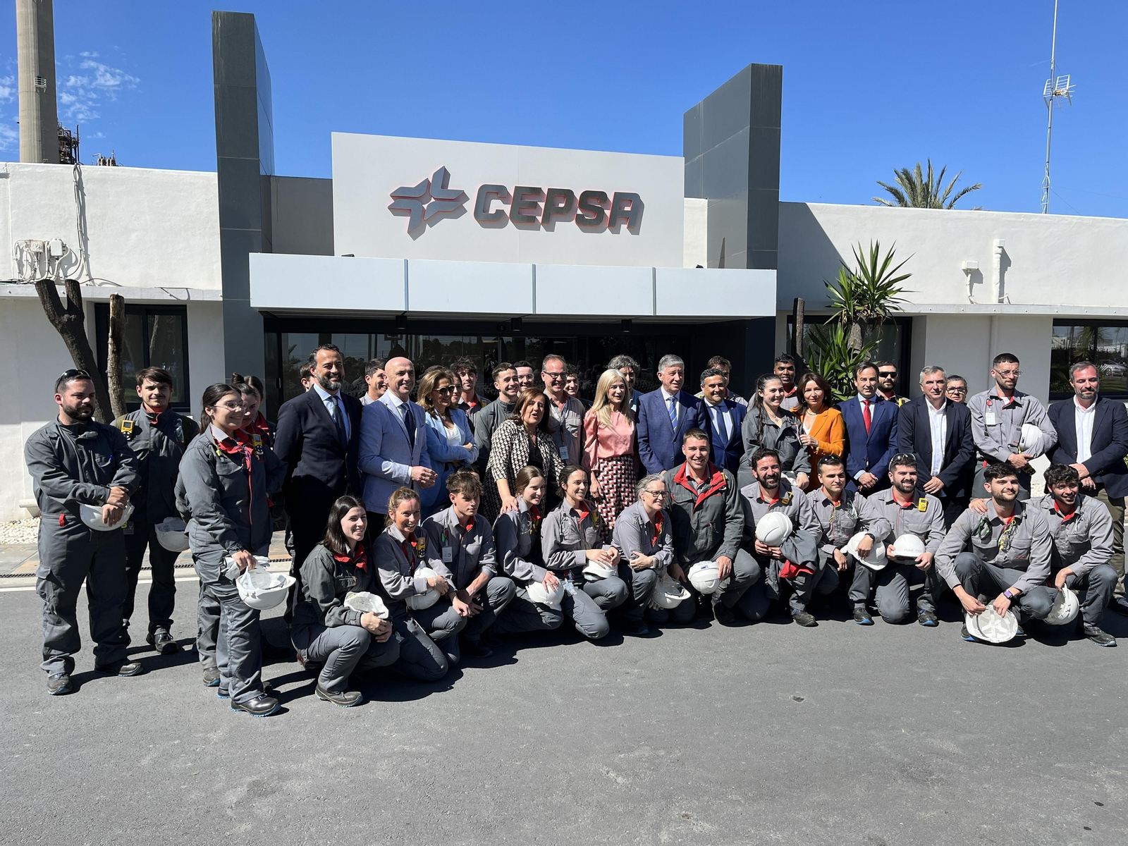 Alumnos de la FP Dual en las instalaciones de Cepsa junto a la Consejera. Alumnos de la FP Dual en las instalaciones de Cepsa junto a la Consejera.