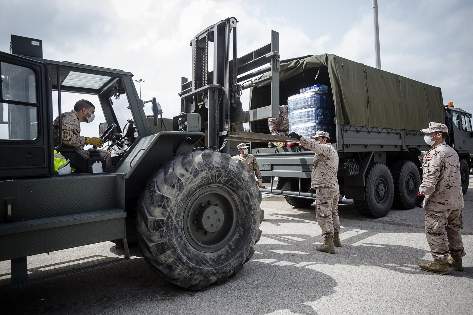 La Armada colabora en la puesta en marcha de un albergue provisional en las instalaciones de Elcano
