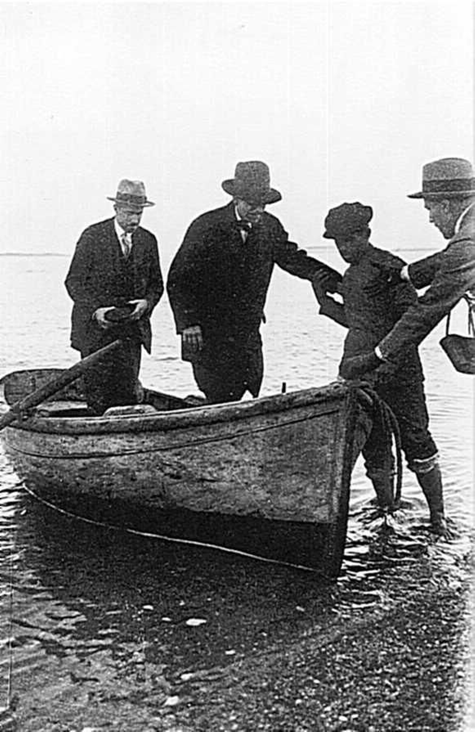 Manuel de Falla desembarcando en el islote de Sancti Petri en diciembre de 1930.