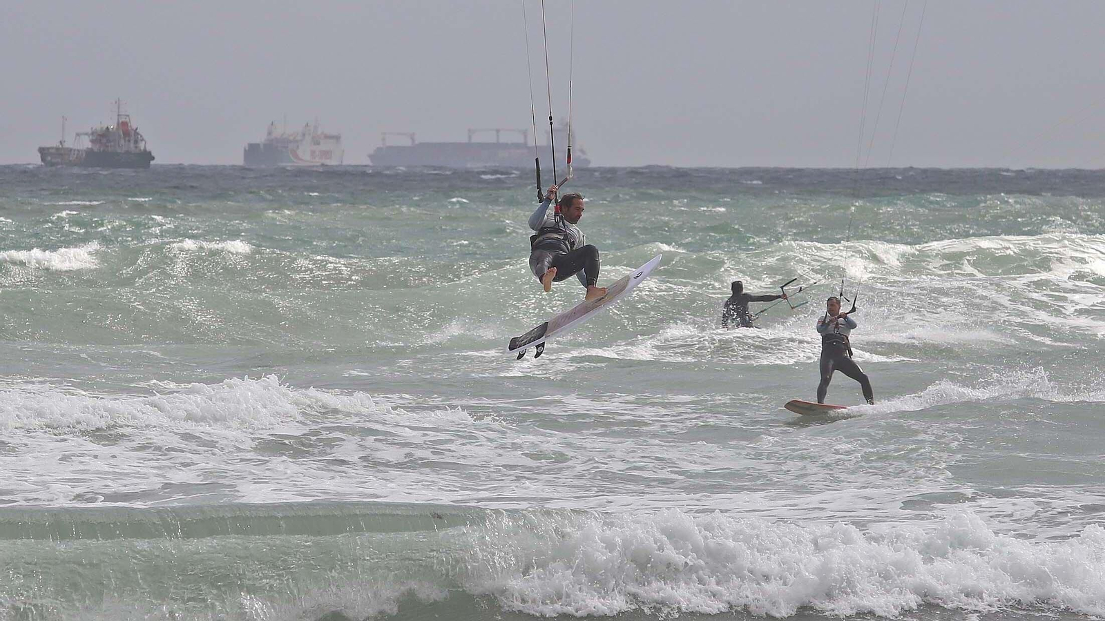 Primera manga del Spain Kiteboarding League en la playa de Getares