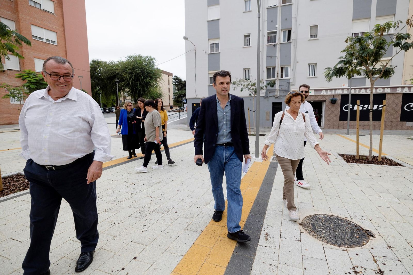 El alcalde, con vecinos que se acercaron, civilizadamente, para trasladar sus quejas.