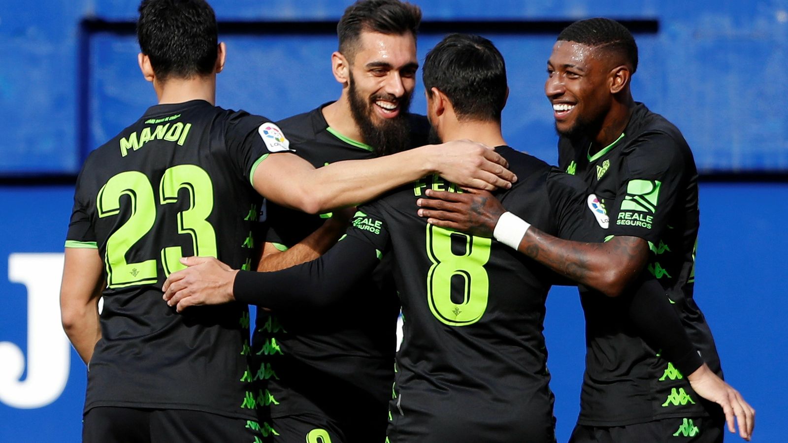Los jugadores béticos felicitan a Fekir tras su gol.