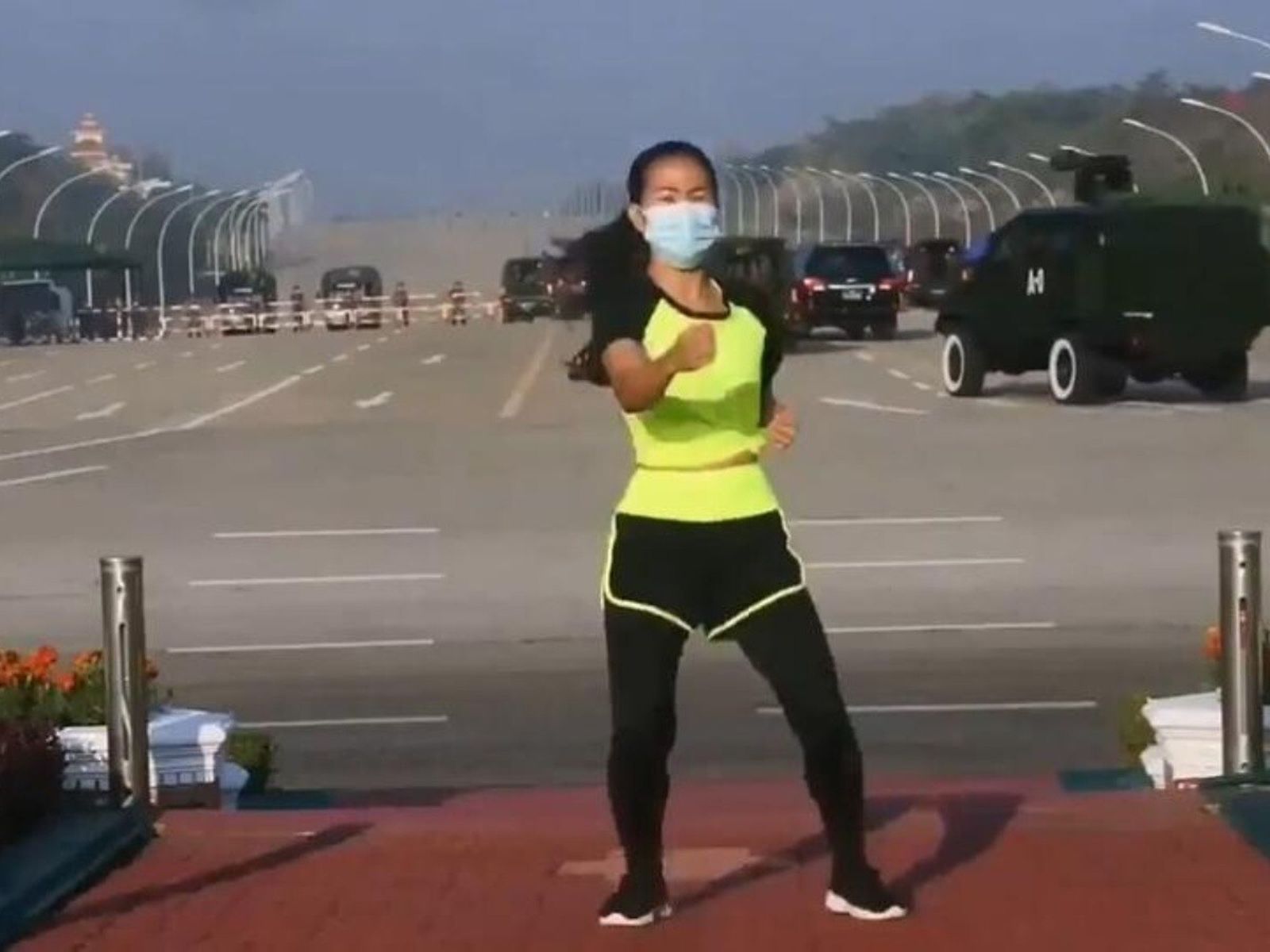 La monitora birmana con el convoy golpista detrás