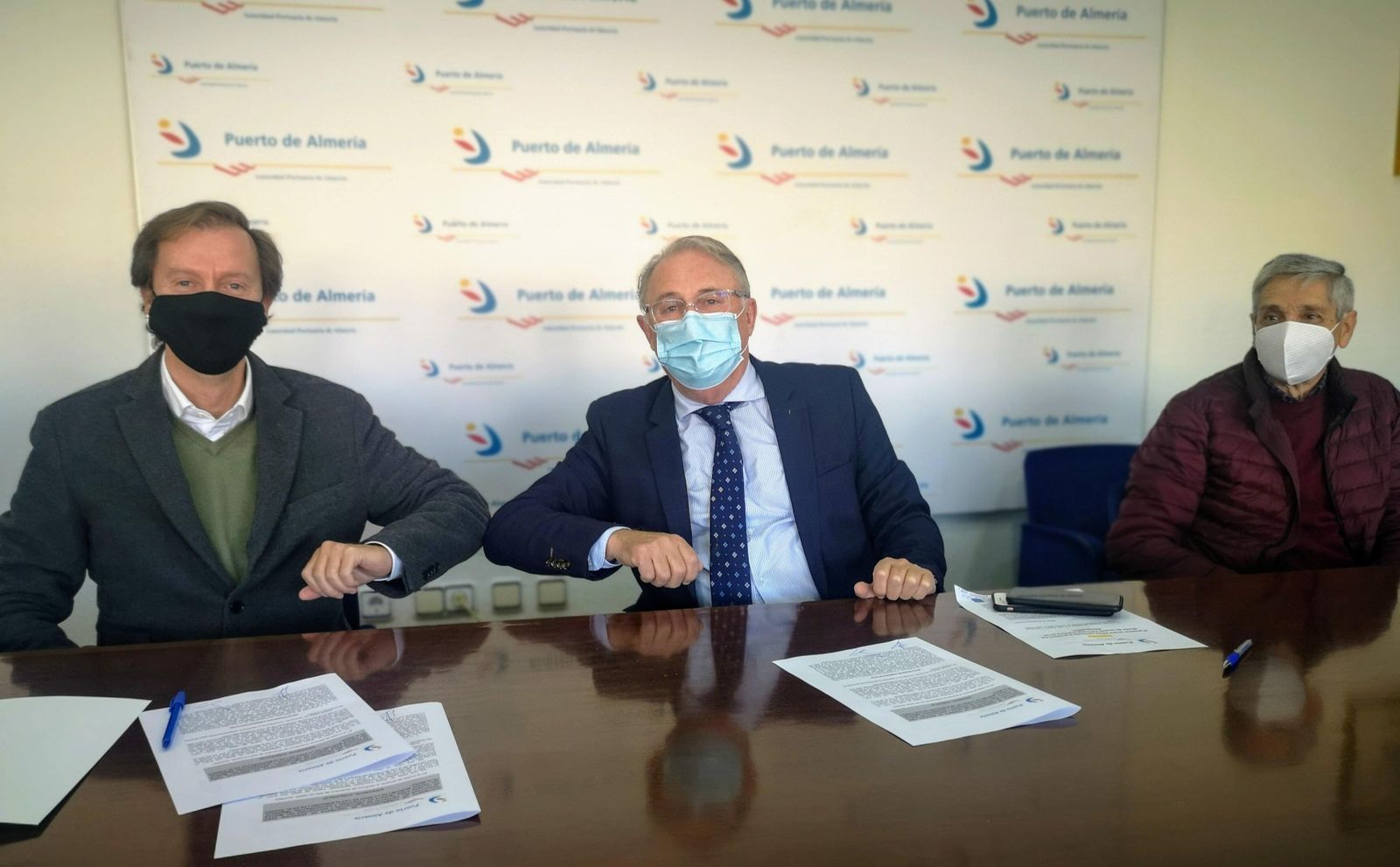 Un momento de la firma del contrato