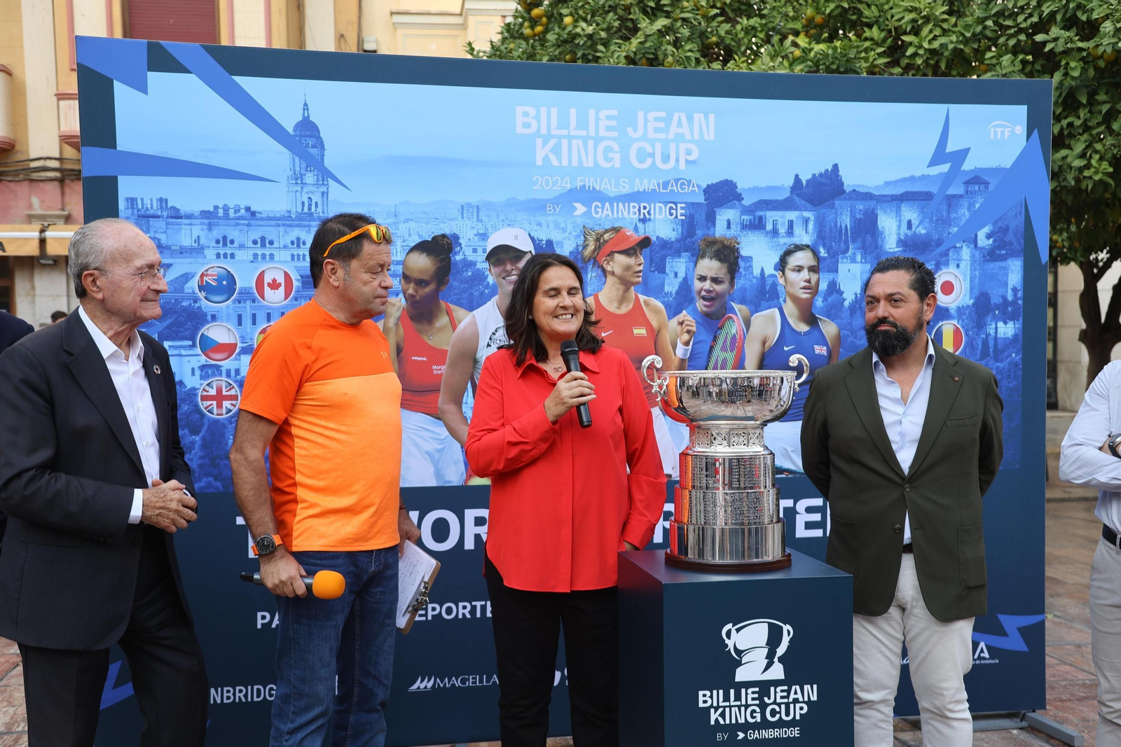 El alcalde De la Torre se anima a jugar con Conchita Martínez en la presentación de la BJKC