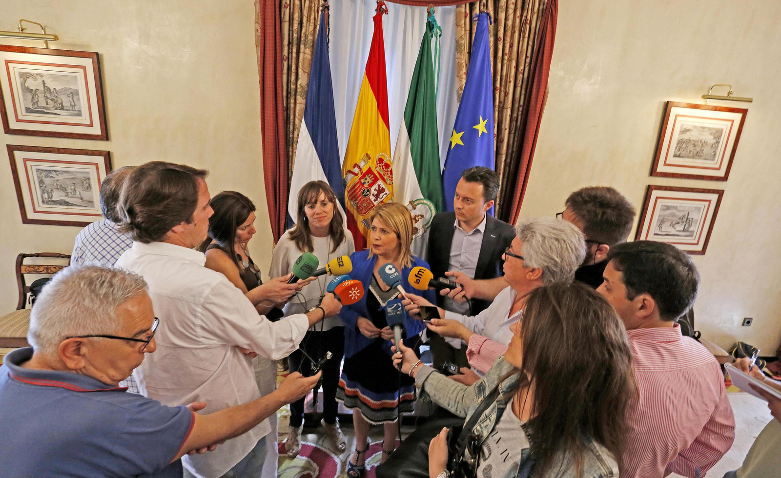 La alcaldesa y parte del gobierno, ayer en el Ayuntamiento.